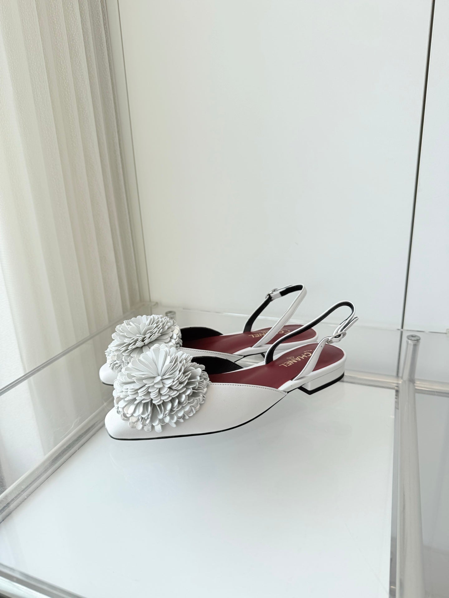 CC 26s Slingback 1.5cm Camellia Flower White Sheepskin 597408