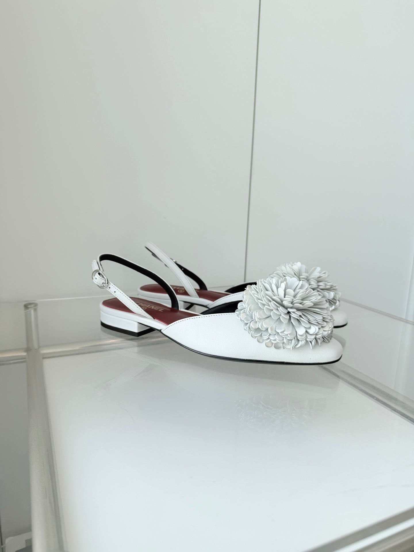 CC 26s Slingback 1.5cm Camellia Flower White Sheepskin 597408