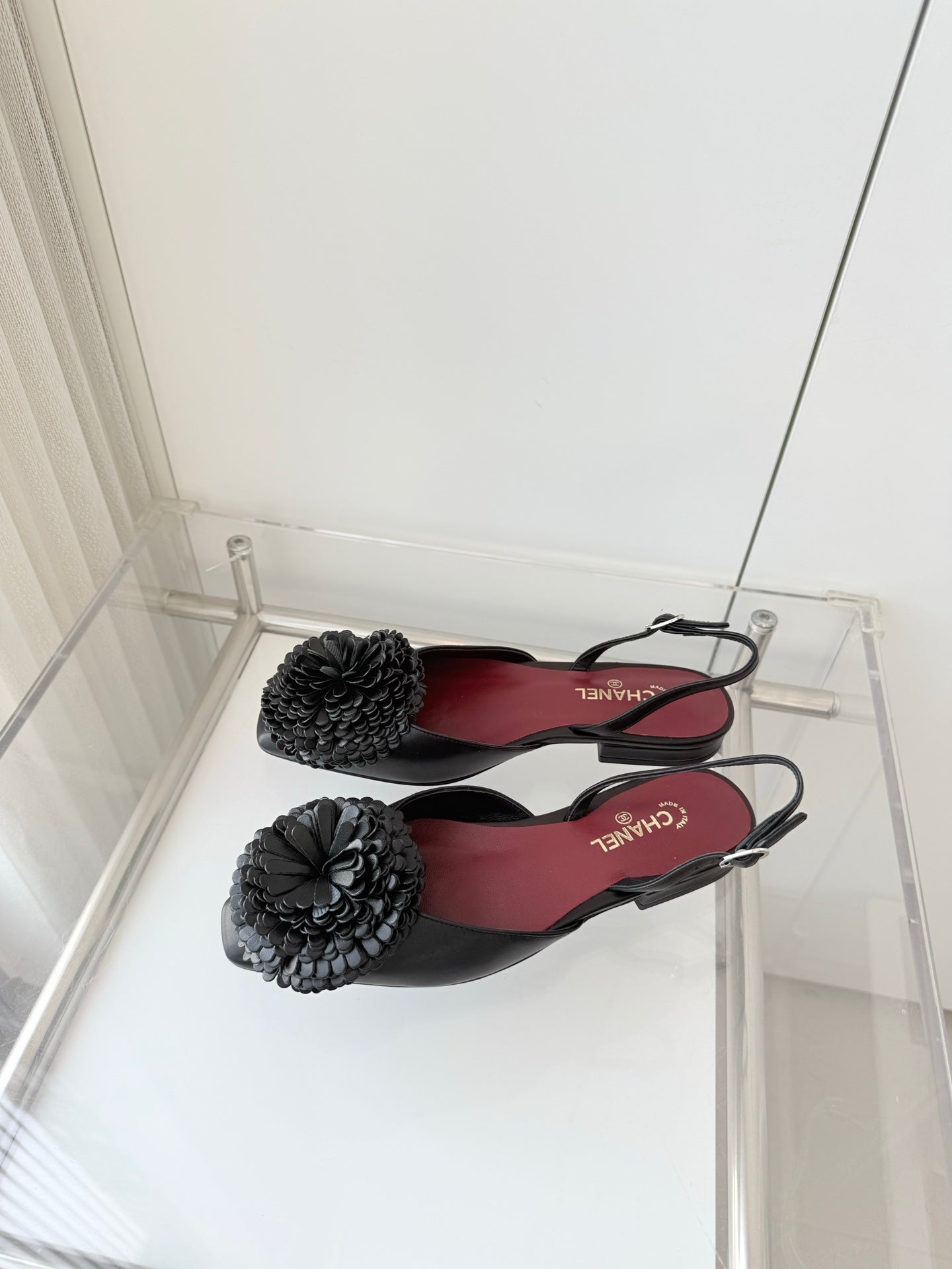CC 26s Slingback 1.5cm Camellia Flower Black Sheepskin 597410