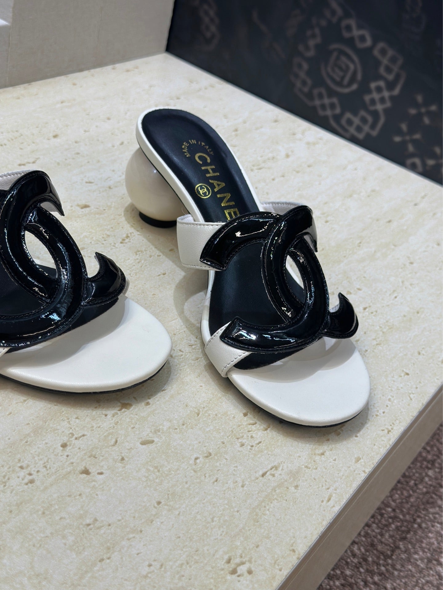 CC 26s Round Toe Open Toe Cutout Sandals 7cm Black White Leather Suede 761934