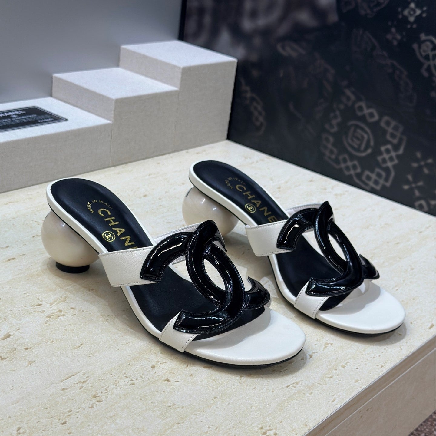 CC 26s Round Toe Open Toe Cutout Sandals 7cm Black White Leather Suede 761934