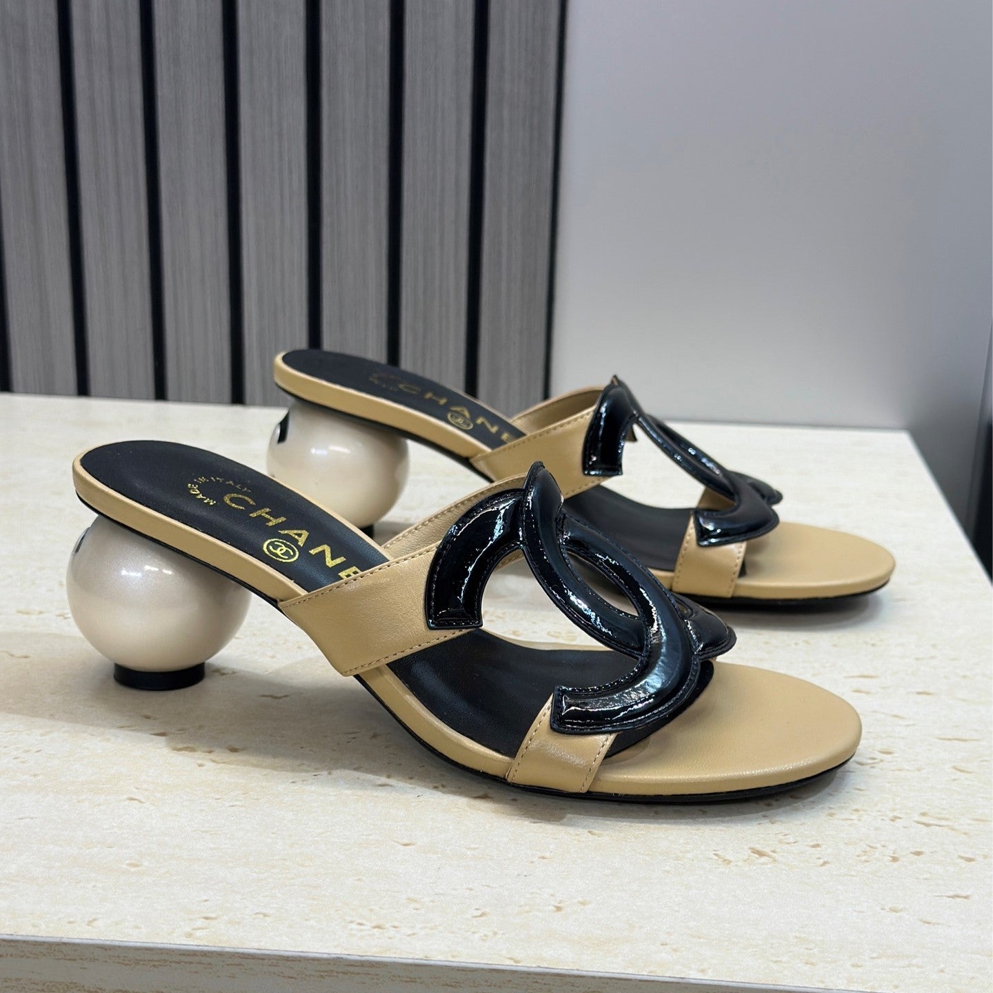 CC 26s Round Toe Open Toe Cutout Sandals 7cm Black Beige Leather Suede 761935