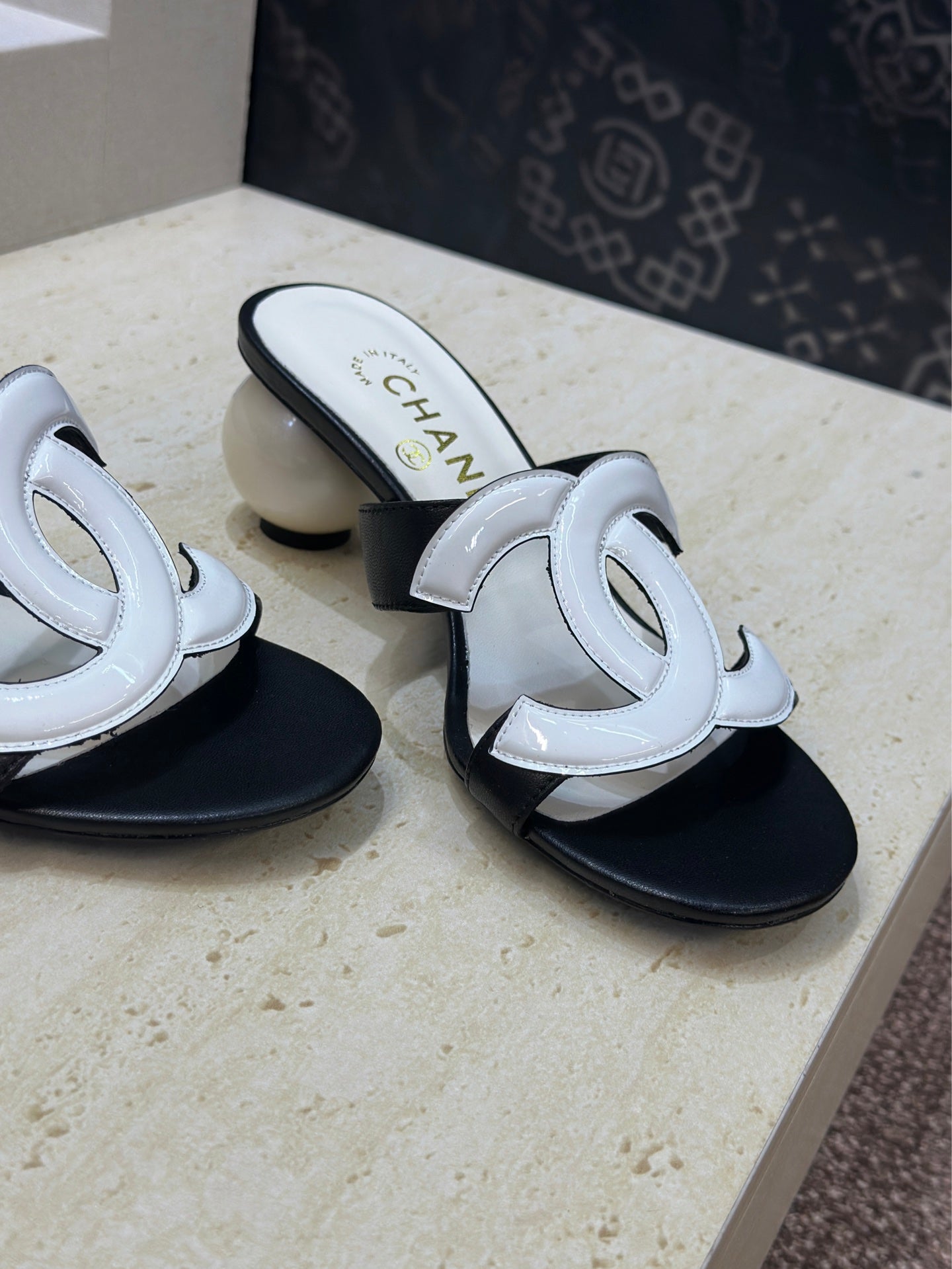 CC 26s Round Toe Open Toe Cutout Sandals 7cm Black White Leather Suede 761936