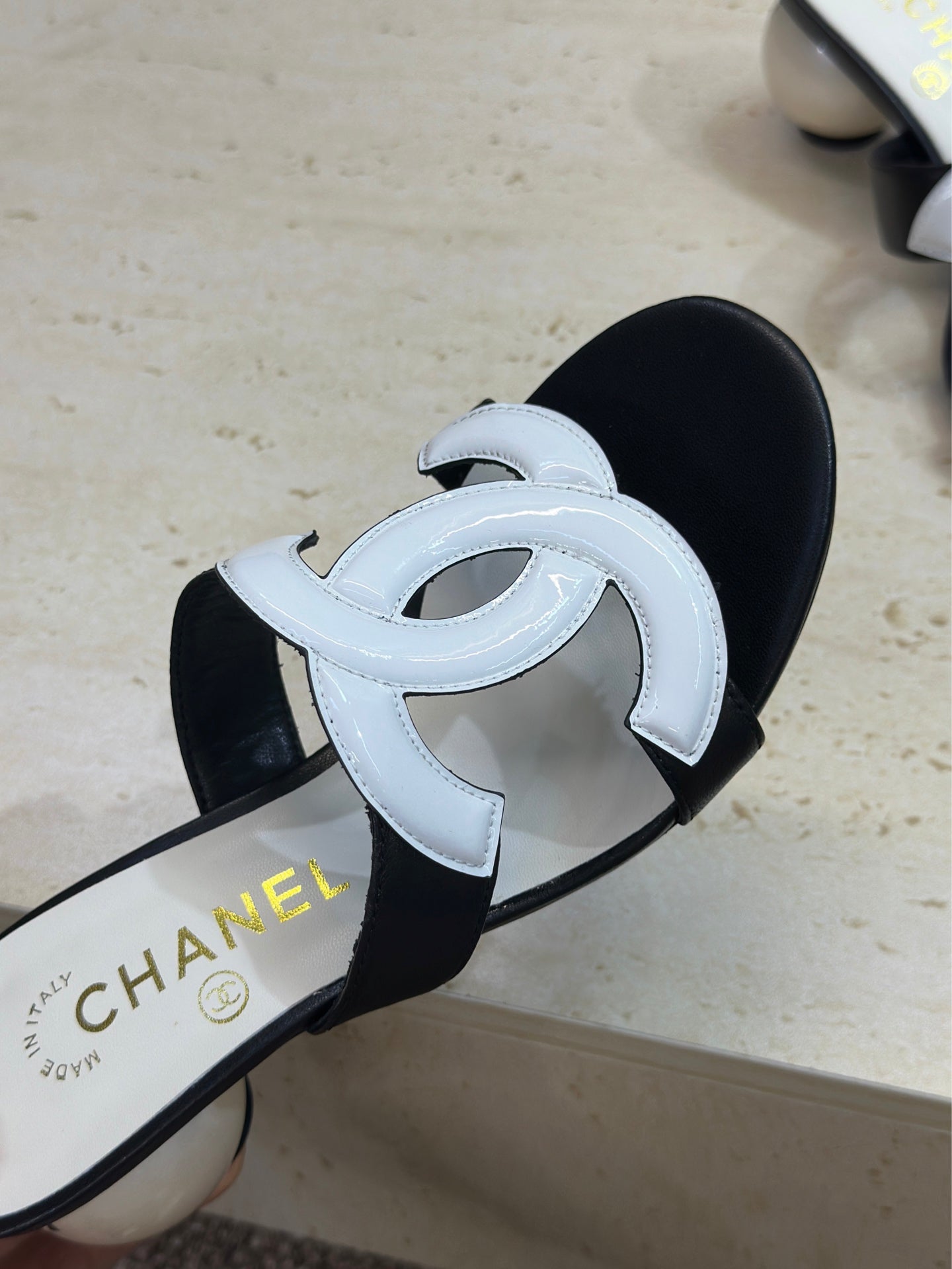CC 26s Round Toe Open Toe Cutout Sandals 7cm Black White Leather Suede 761936