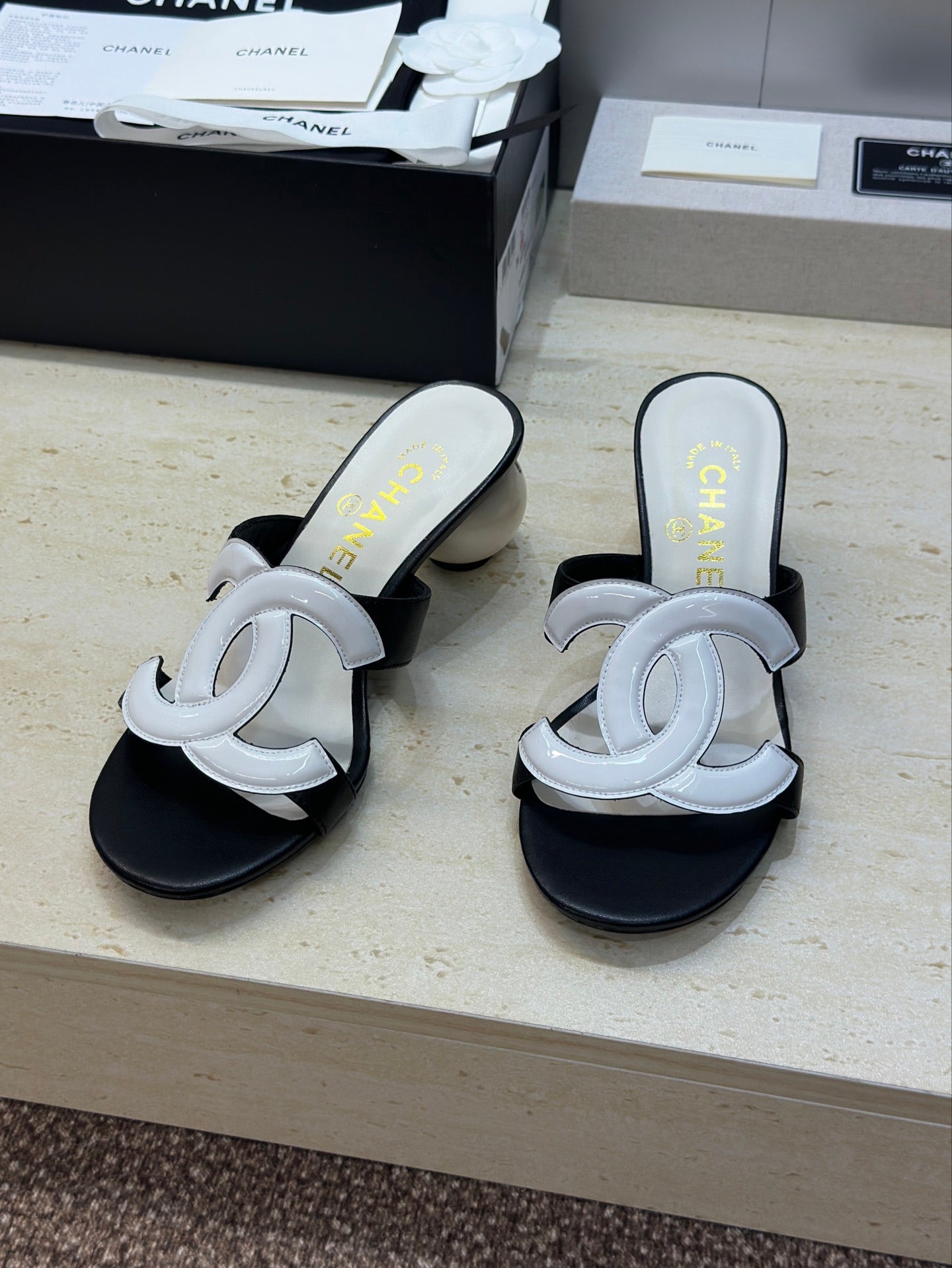 CC 26s Round Toe Open Toe Cutout Sandals 7cm Black White Leather Suede 761936