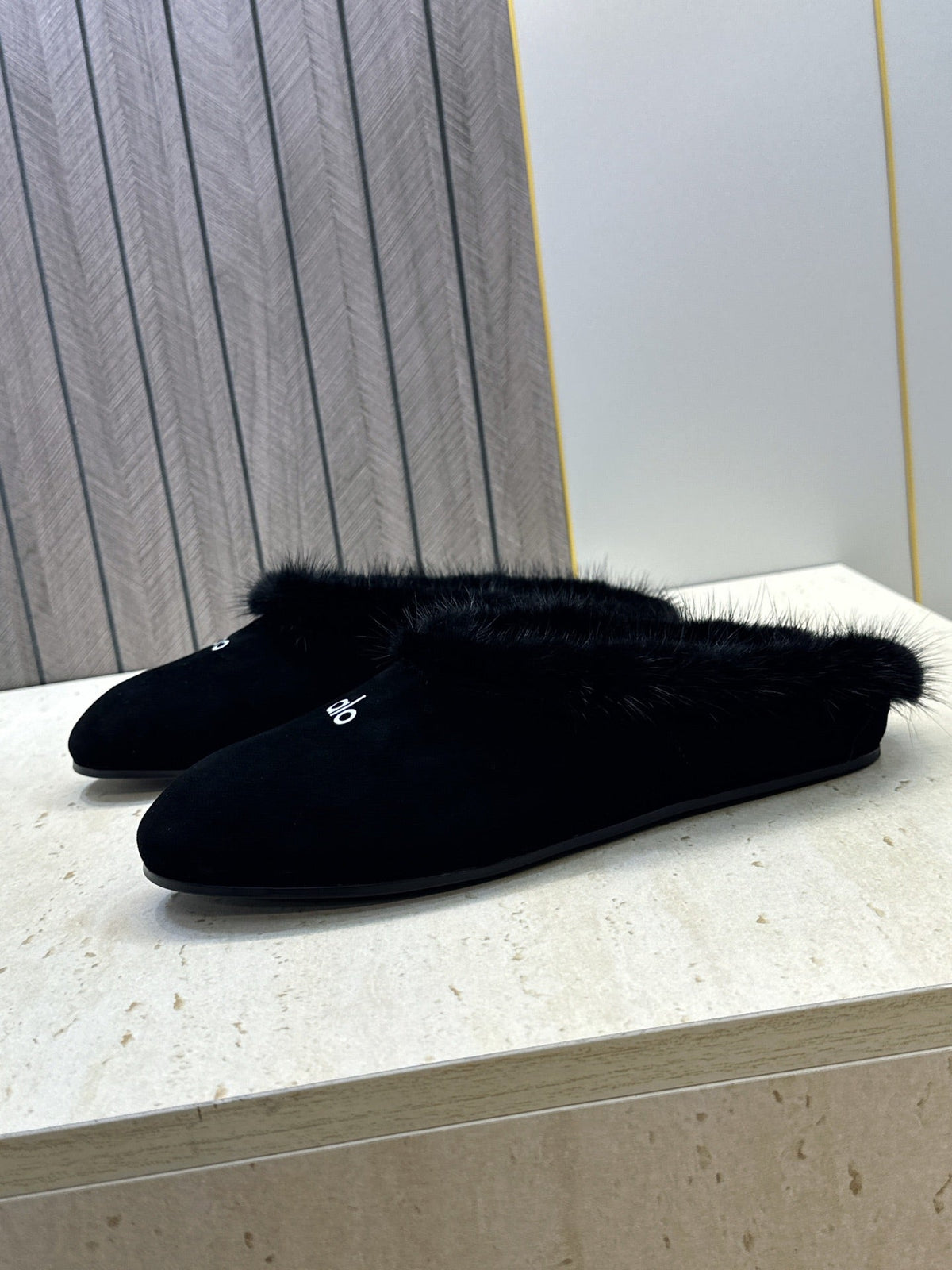 Alo Yoga Recovery Slipper Black Suede Fur 118875