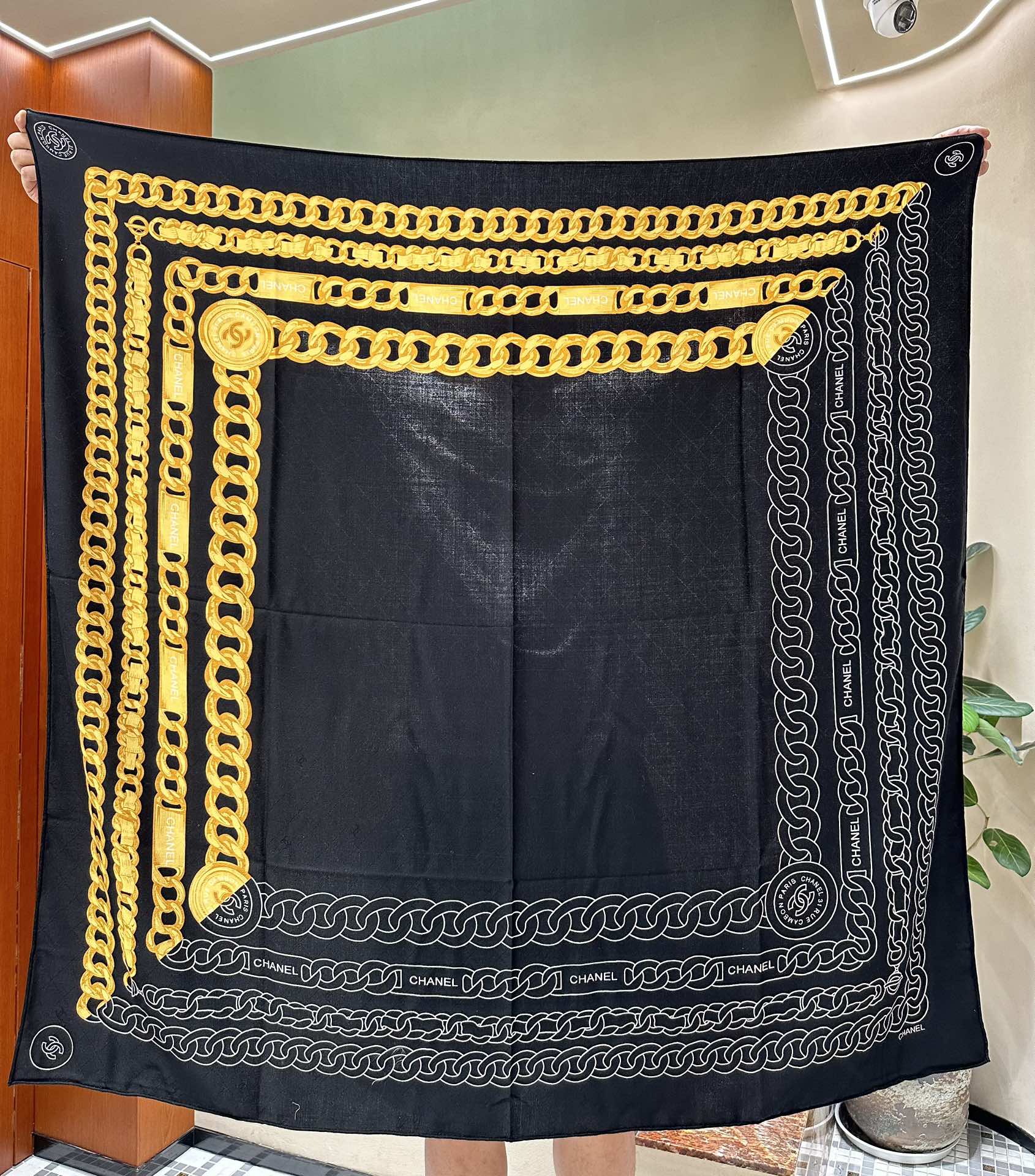 SQUARE SCARF 140 CM IN BLACK MIX GOLD SILK 403987