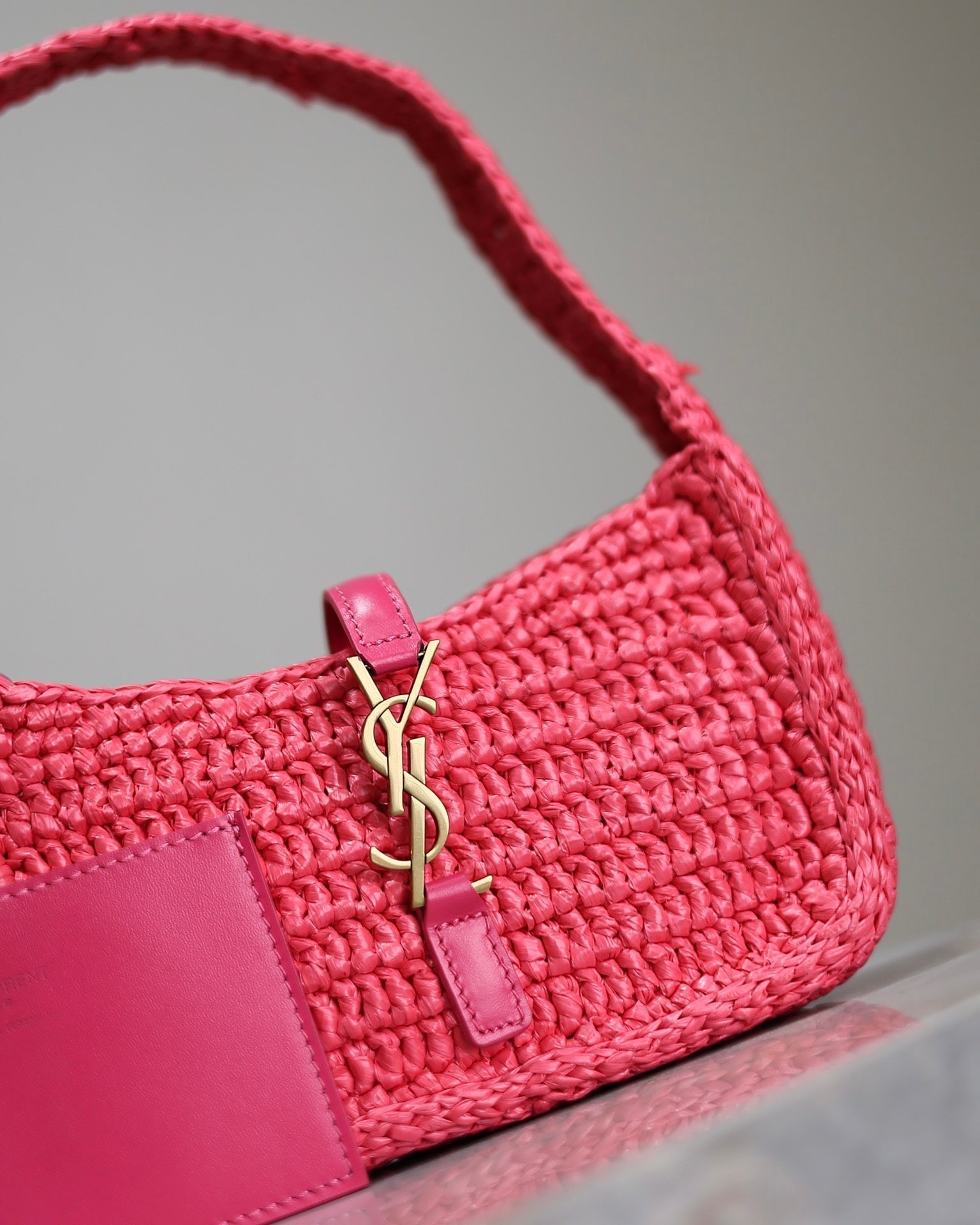 LE 5 À 7 BAG 19 IN MAGENTA PINK WOVEN RAFFIA