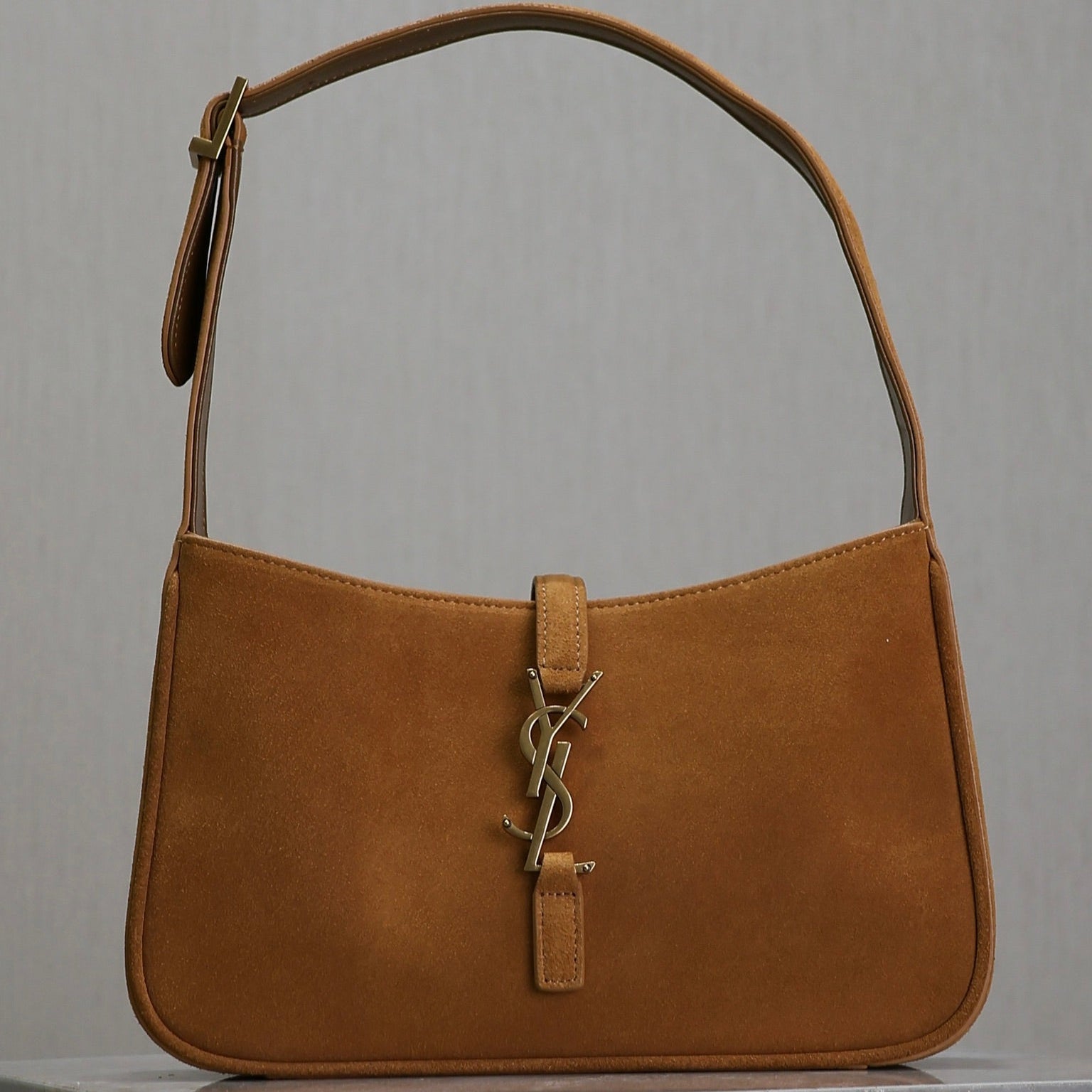 LE 5 À 7 BAG 25 IN BRONZE BROWN SUEDE COPPER LOGO