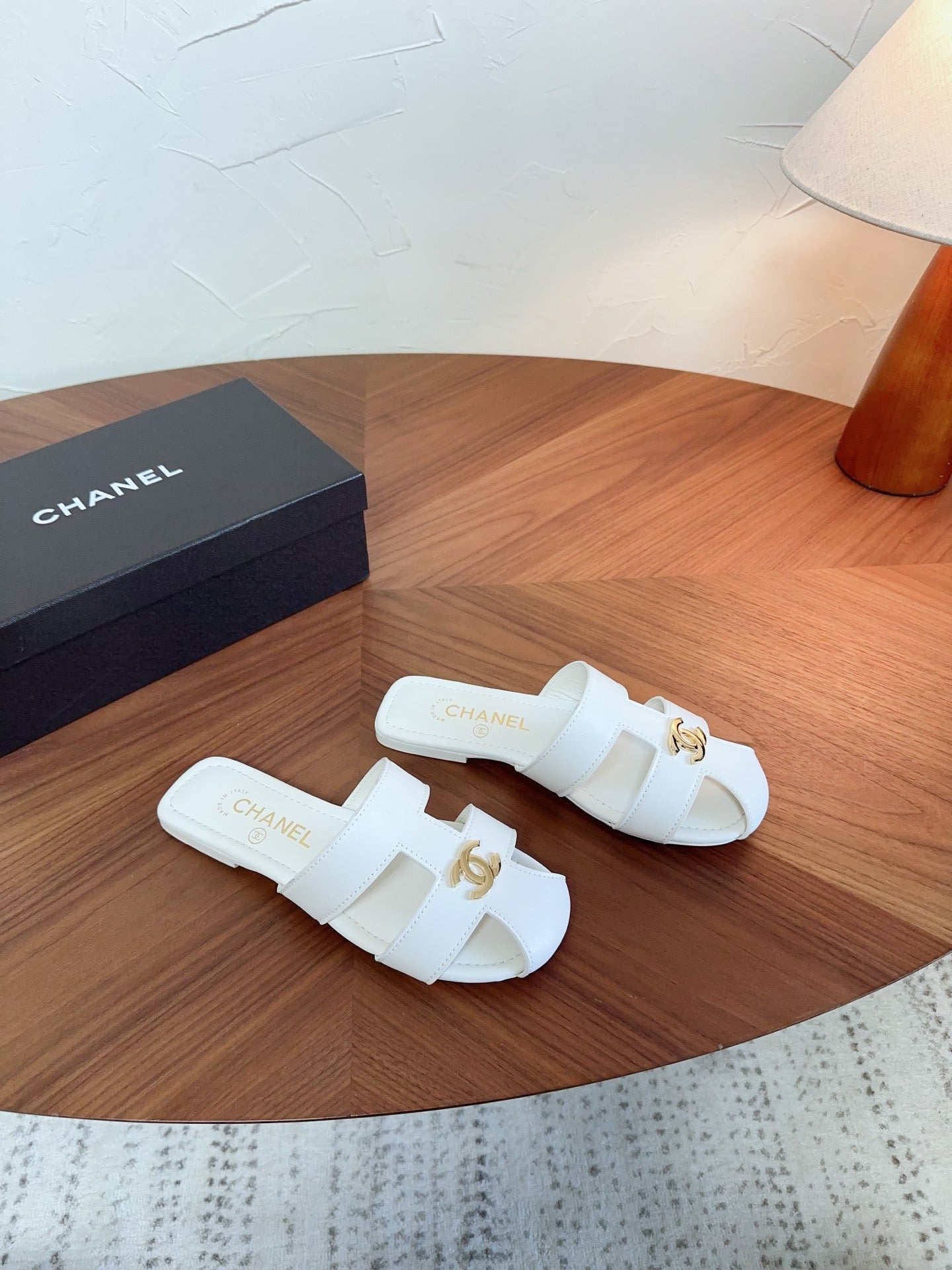 CC 26s Slipper White Lambskin 827260