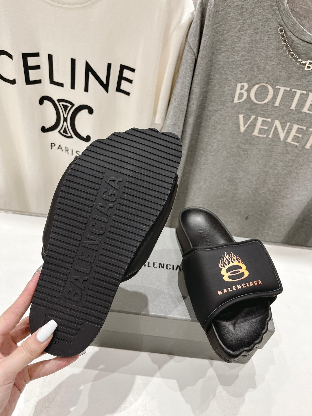 SLIDE SANDALS IN BLACK NYLON AND RUBBER YELLOW PRINT
