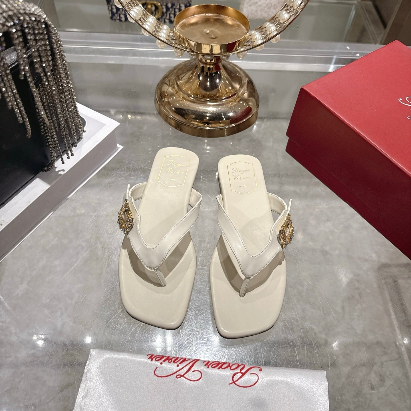 Roger Vivier 26s Thong White Cowhide 679816
