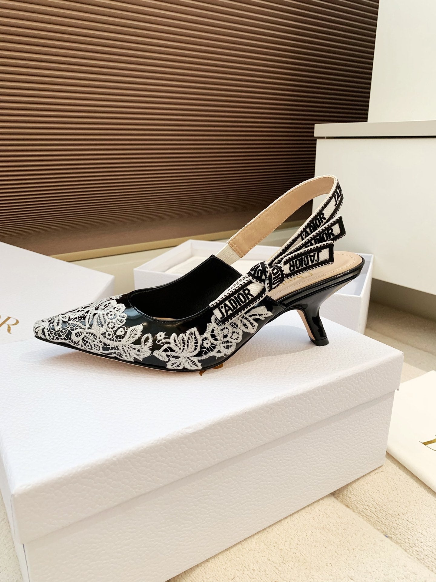 CD 26s J'Adior Jacquard Embroidered Slingback 6.5 Black Patent Leather 614928