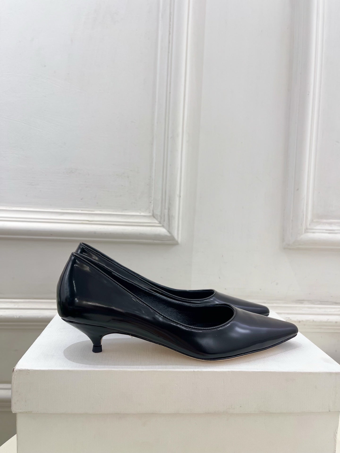 The Row 25ss TR Kitten heel Pointed Toe Shoes 35mm Black Sheepskin 425560