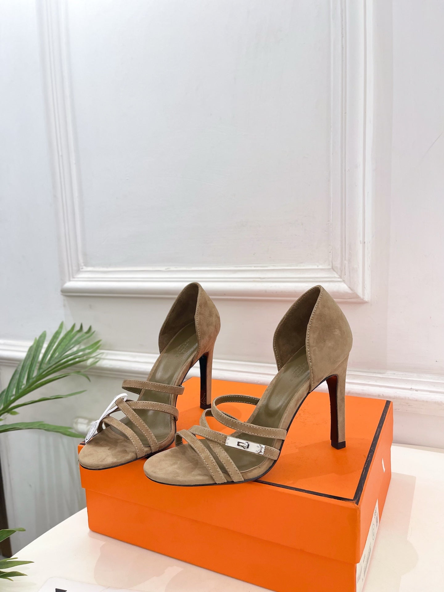 HM Lipstick 105 Sandals Medium Brown Suede 536140