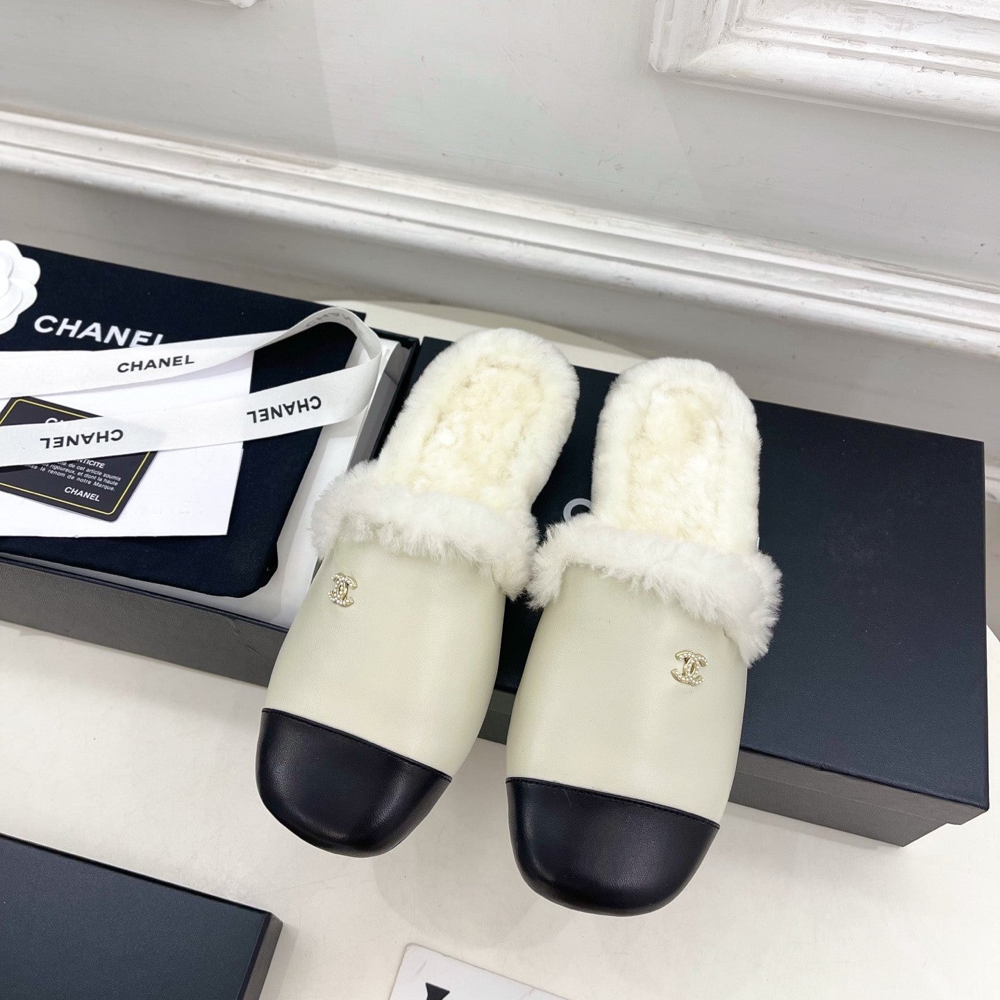 CC 25K Double C Pearl Fur Slippers Black Warm Beige Calfskin Shearing 586998