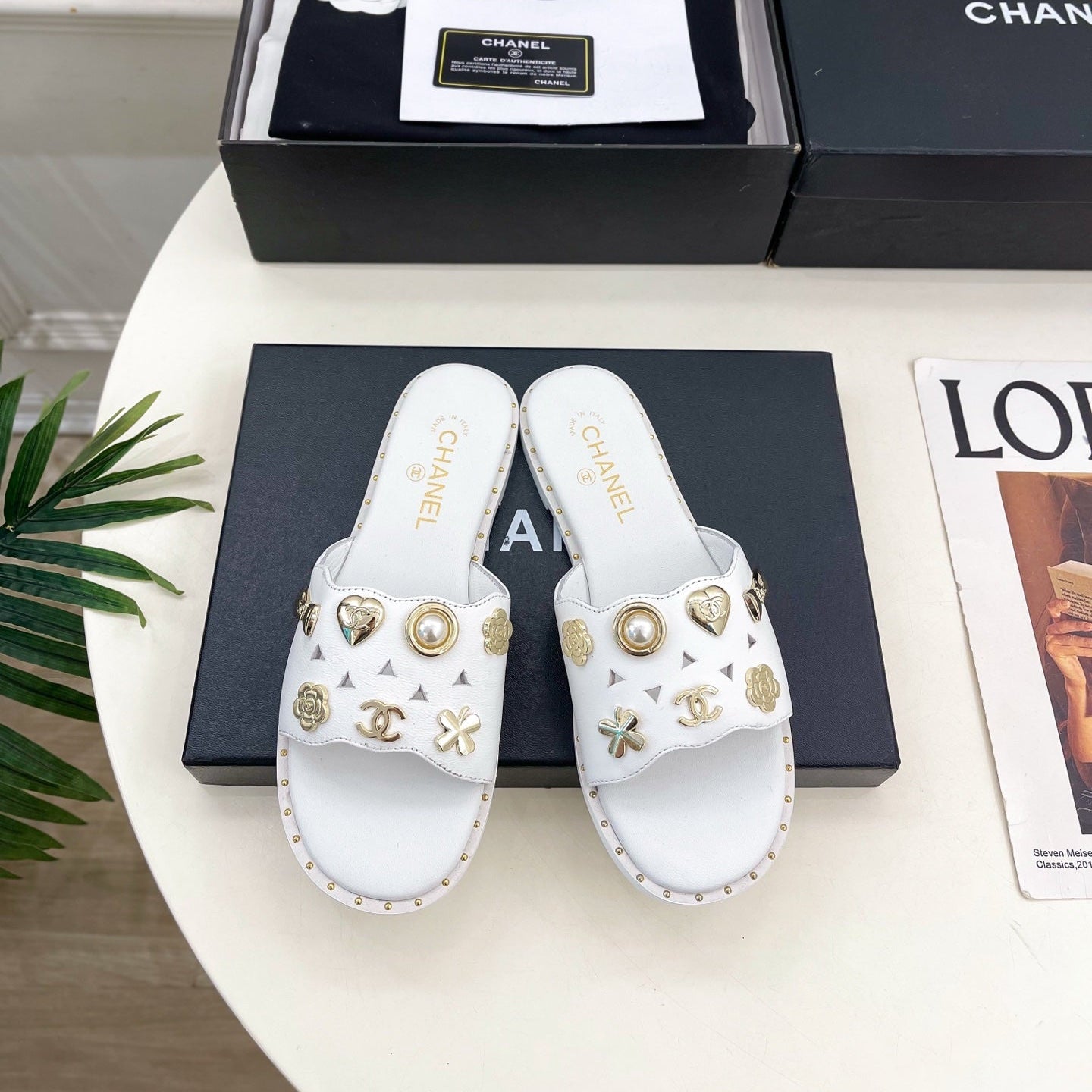 Chanel 26s Flat Sandals White Lambskin Charm-Decorated