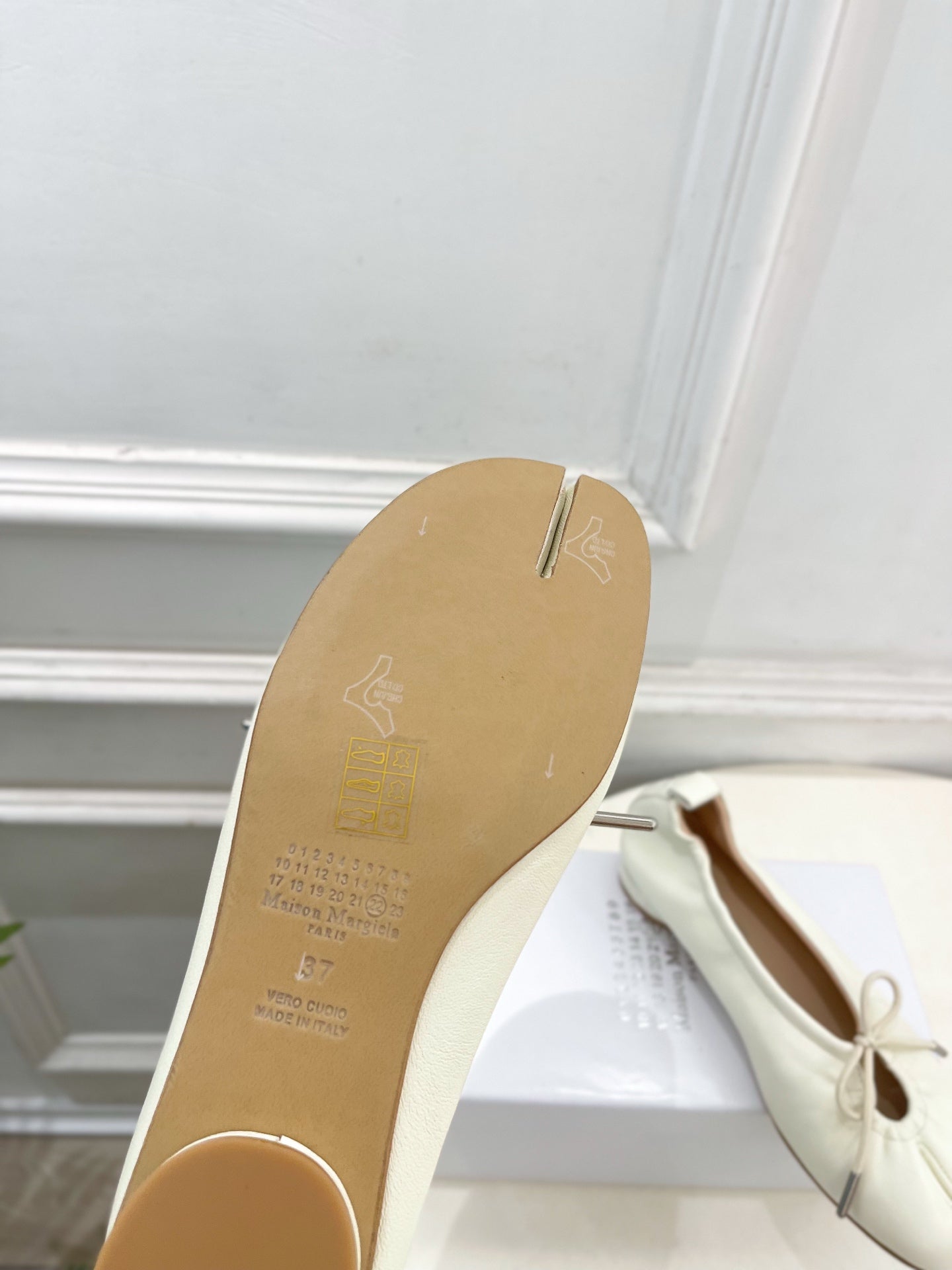 MM6 26s Tabi Ballet Flats Cream Lambskin 947489
