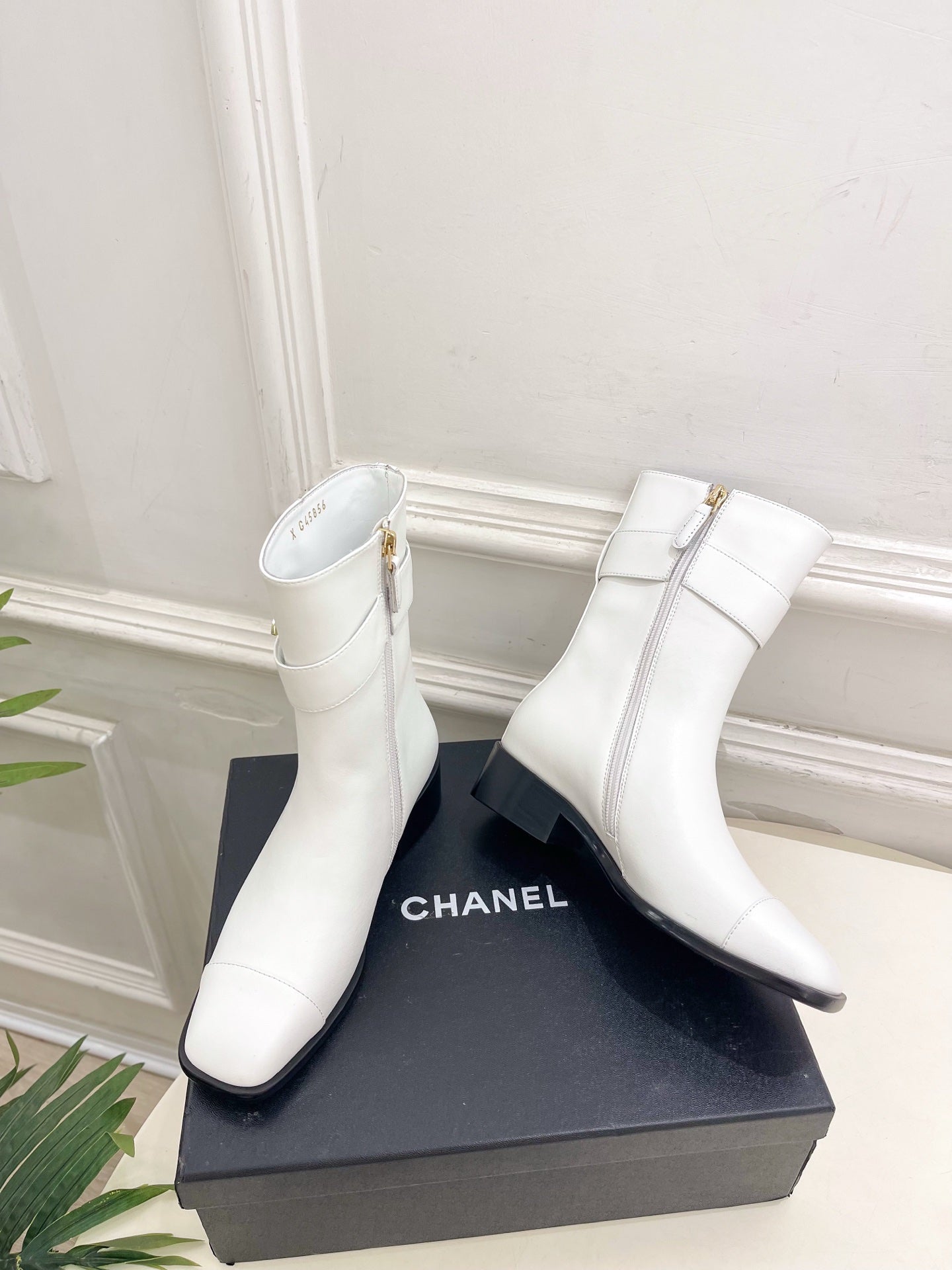 CC 26s Turn-Lock Ankle Boots White Lambskin 946900