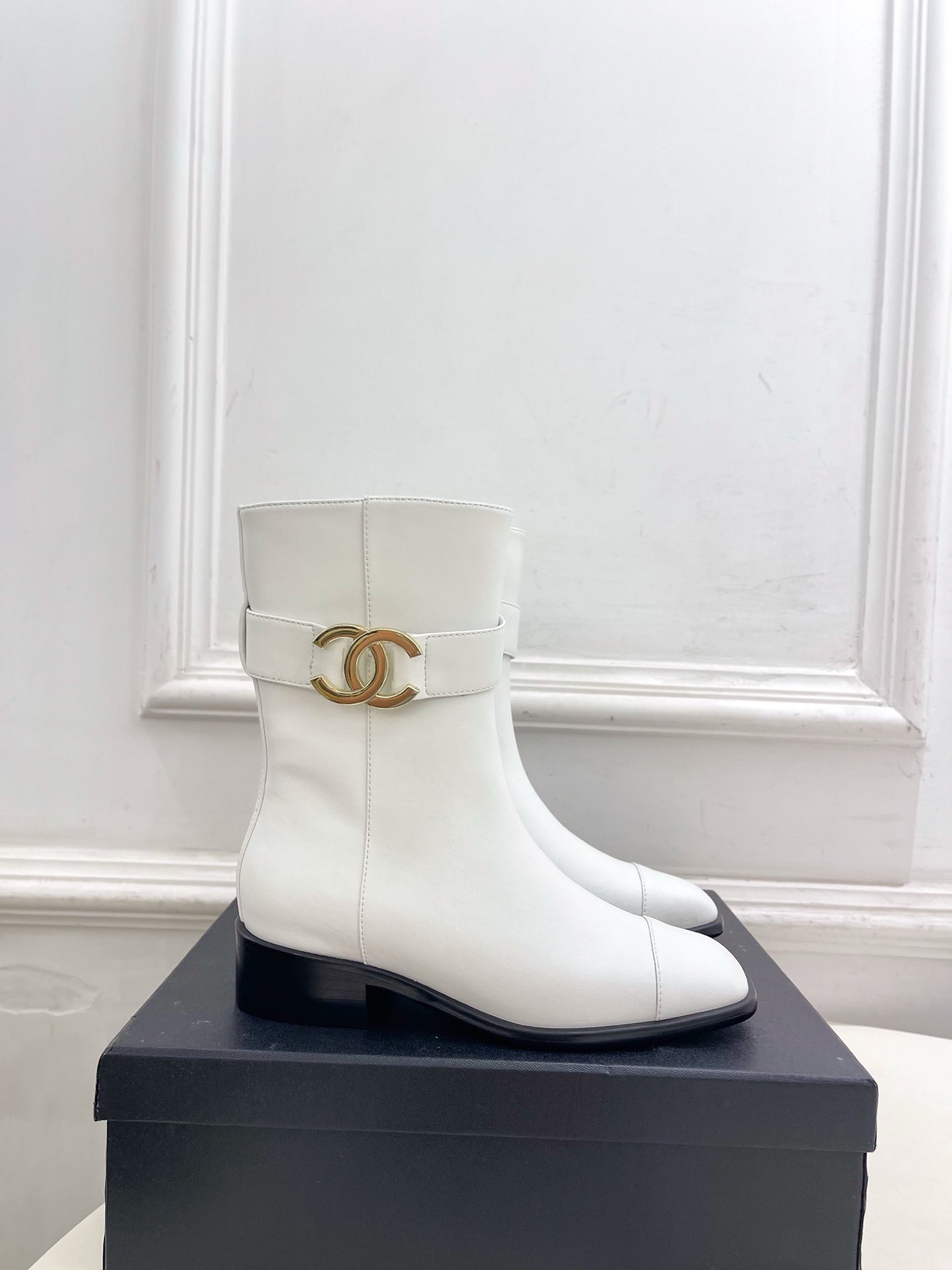 CC 26s Turn-Lock Ankle Boots White Lambskin 946900