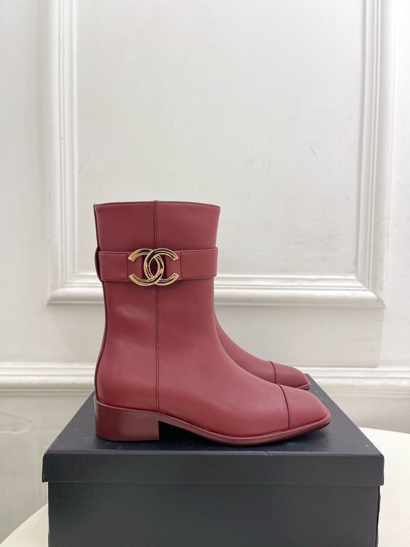 CC 26s Turn-Lock Ankle Boots Burgundy Lambskin 946901