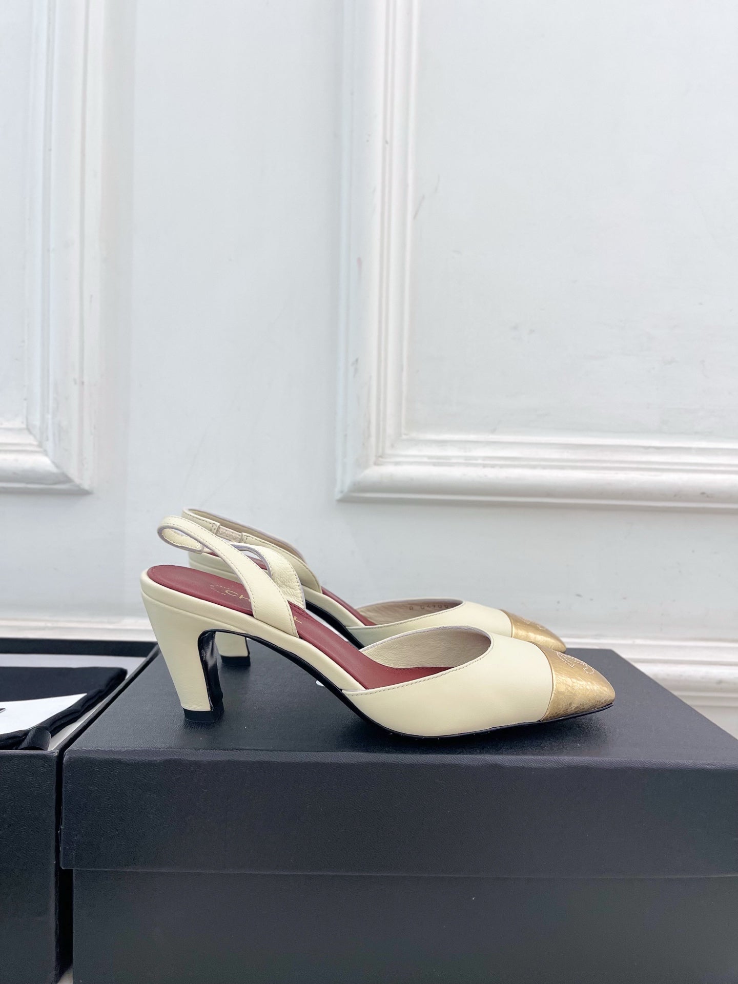 CC 26s Square Toe Slingback 6.5cm Gold Cream Leather 946913
