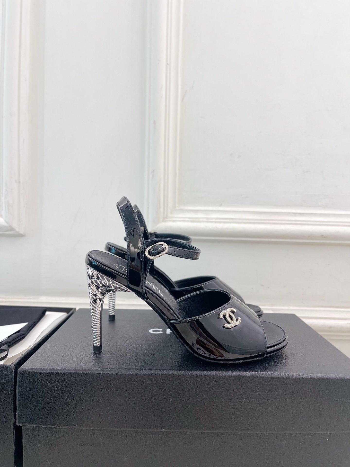 CC 26s Métiers d'Art Mary Jane Sandals 9cm Black Patent Leather 946926