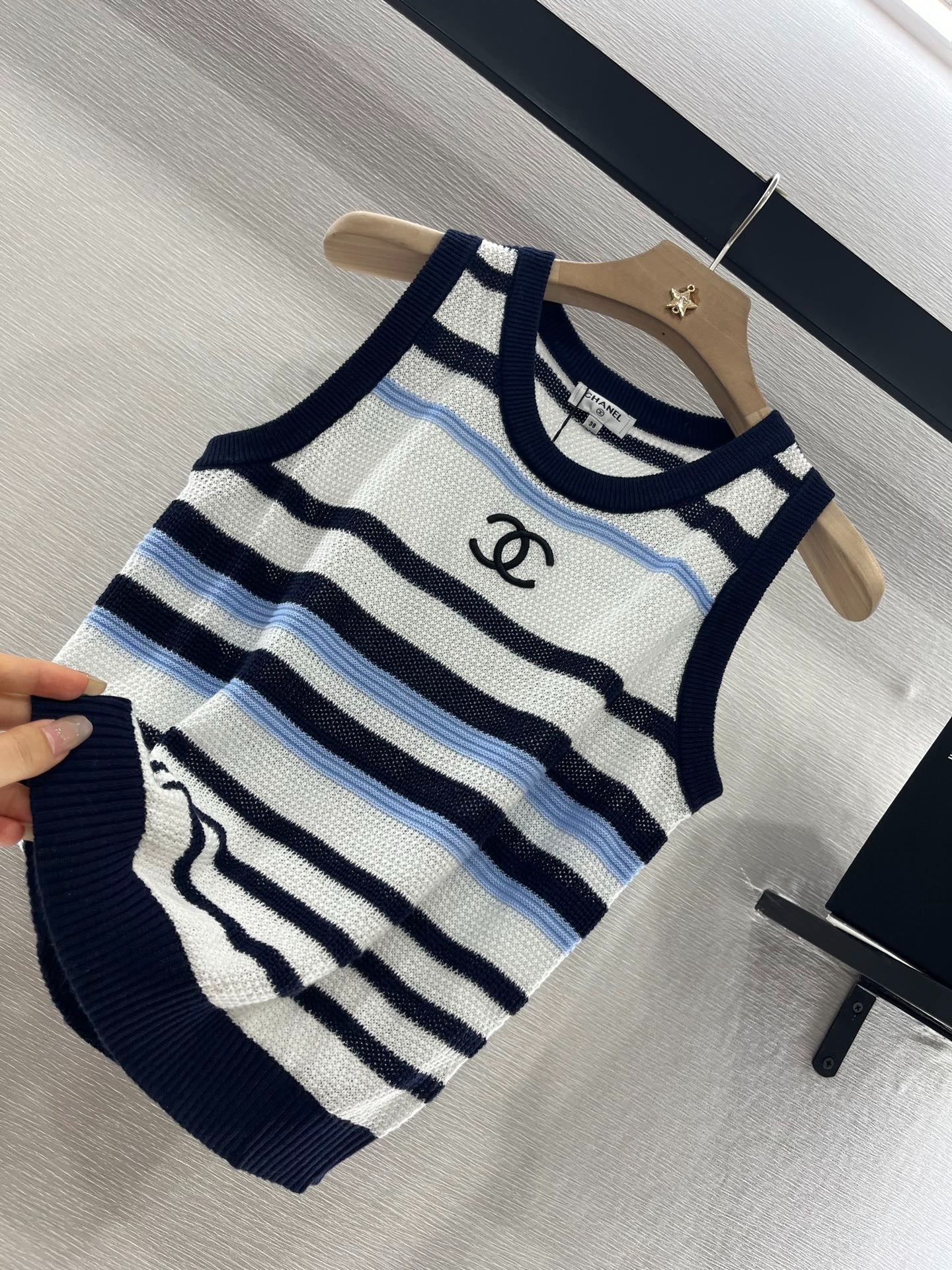 CHANEL STRIPED SLEEVELESS KNIT TOP 263401