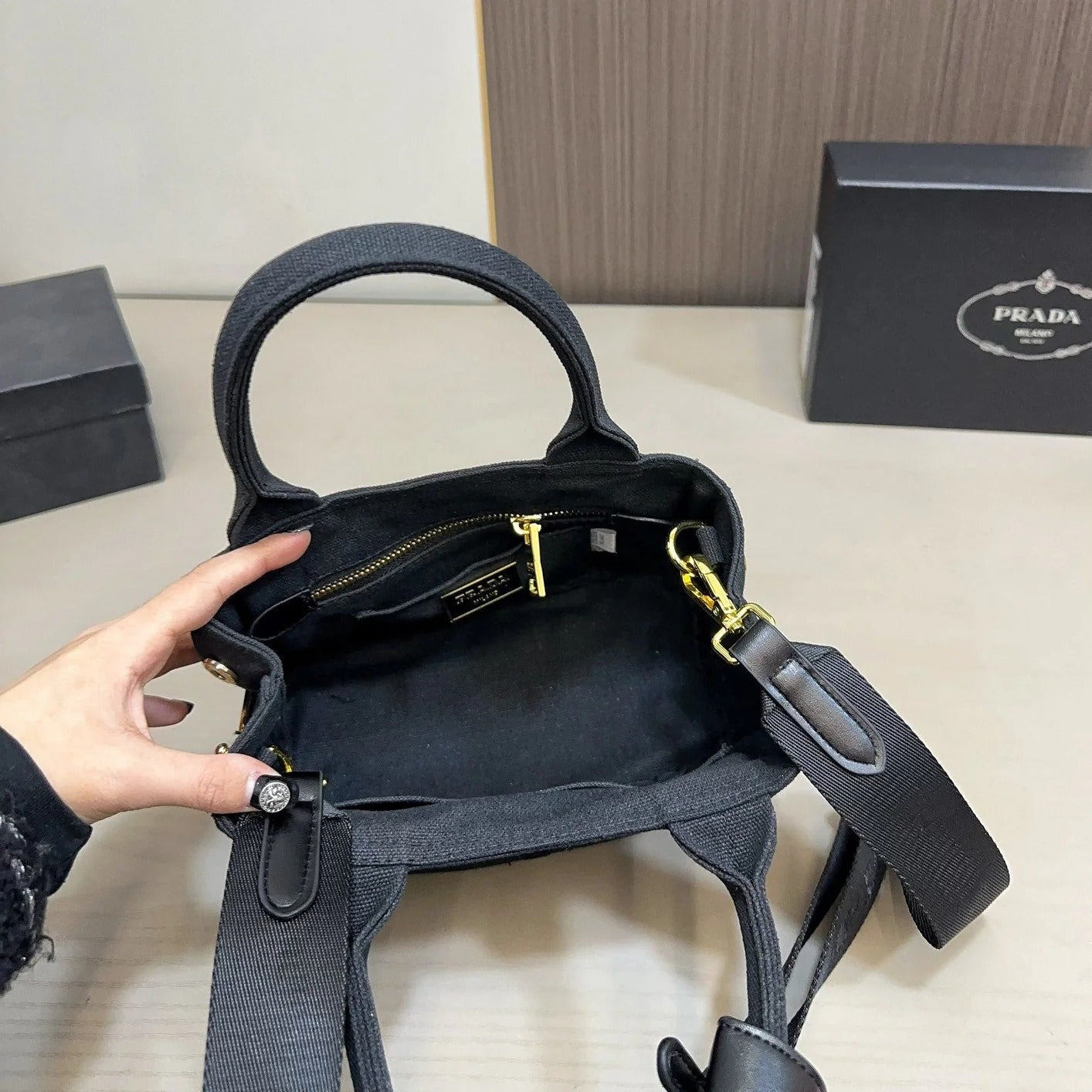 EMBOSSED LOGO TOTE BAG 30 IN BLACK FABIC