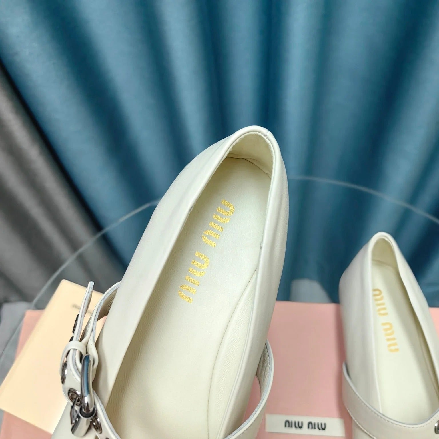 GHOST WHITE BALLET SHOES COWHIDE WITH BUTTON