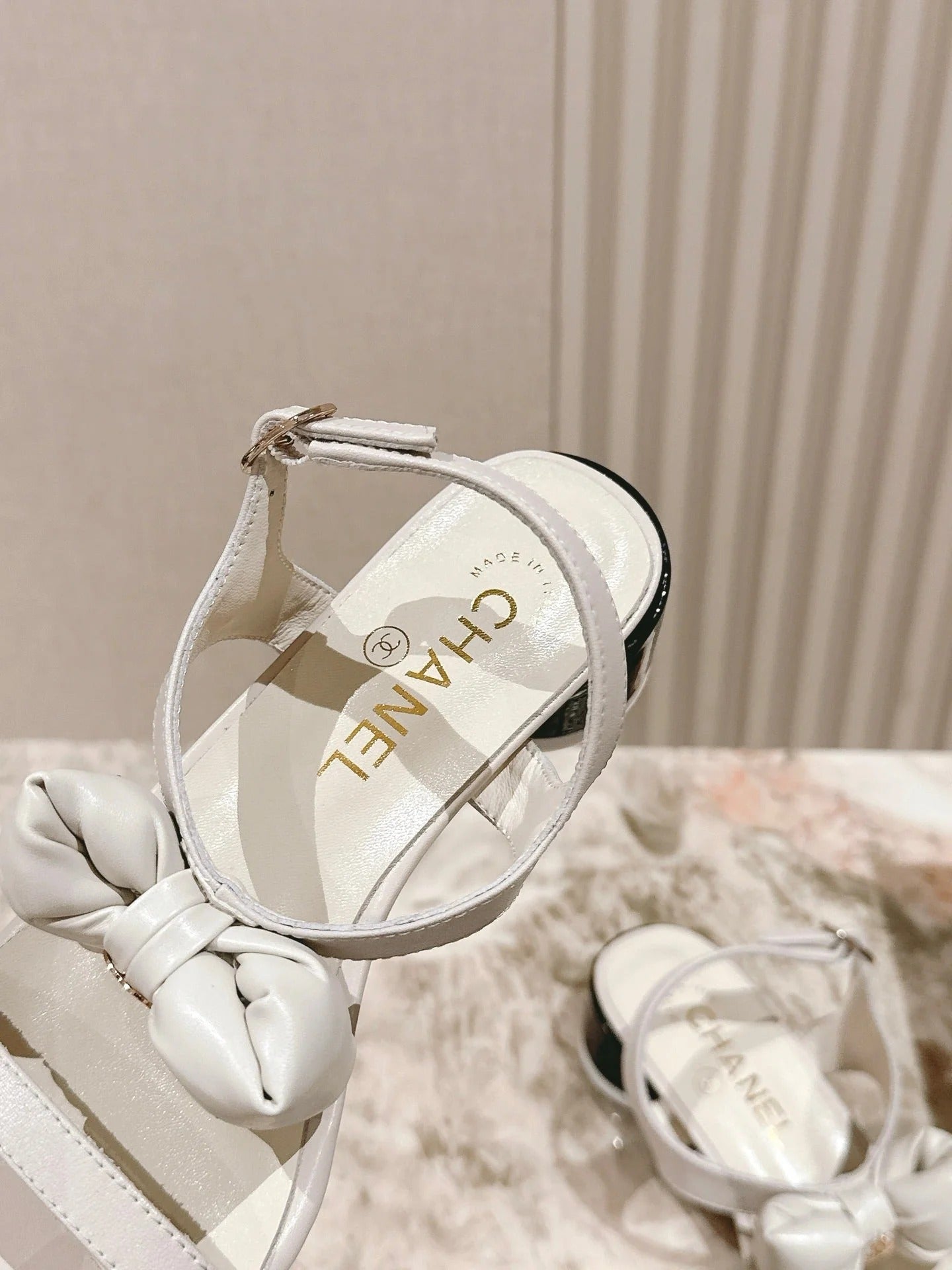 CC 26s Bow Sandals White Cowhide 658468