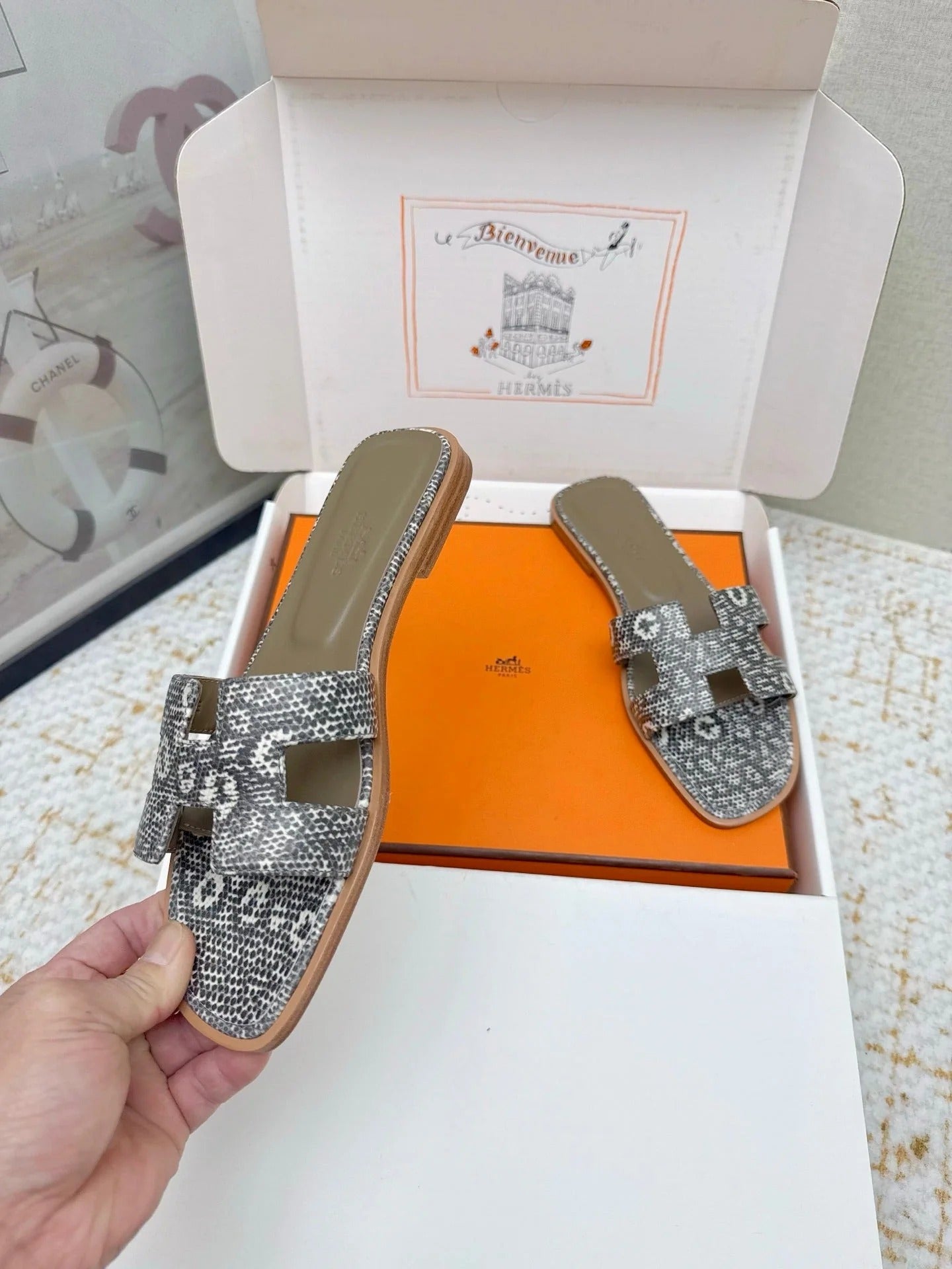 HM 26ss Oran Sandals Taupe Gray White Cowhide 625037