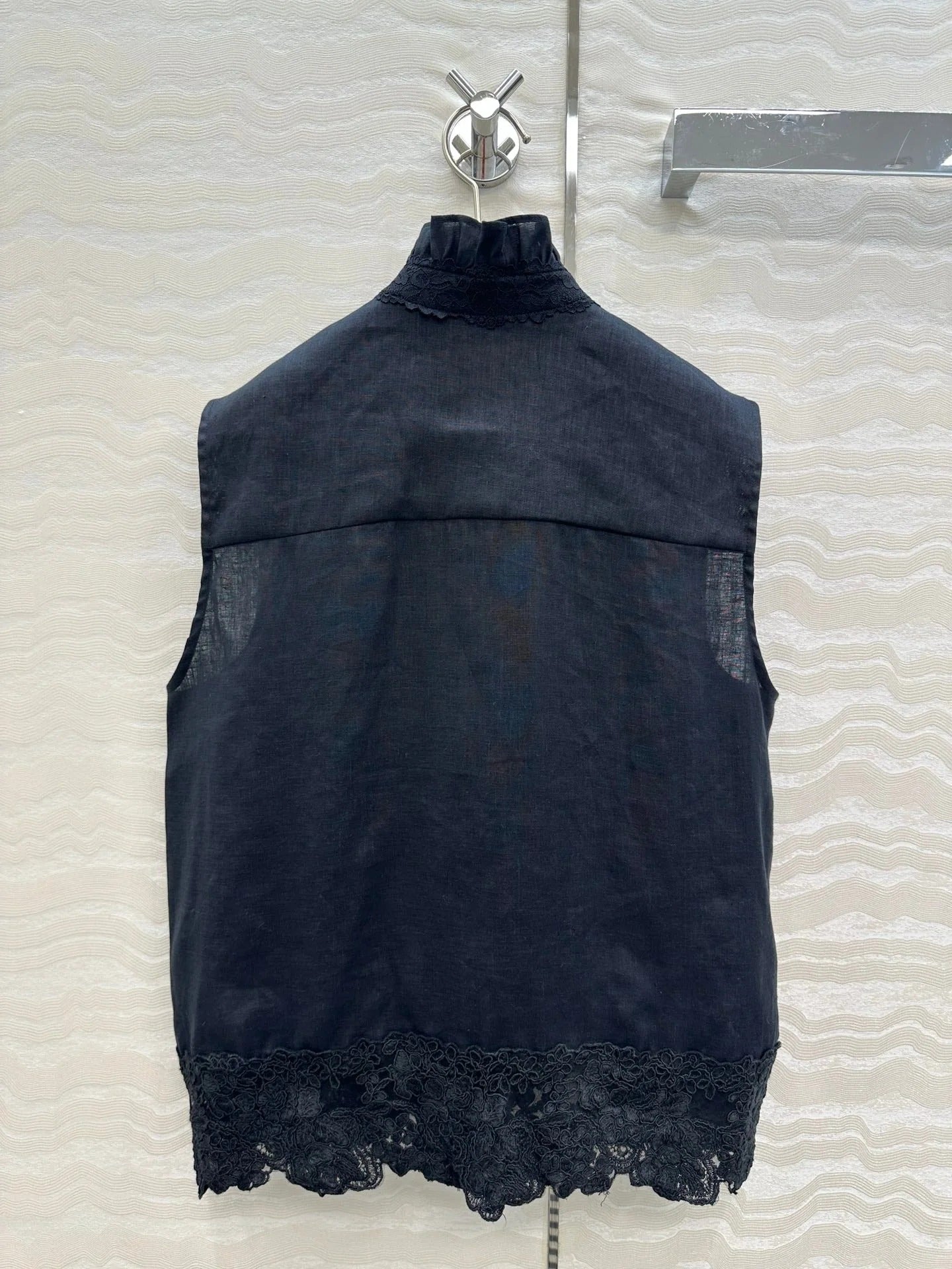 SLEEVELESS BLOUSE IN BLACK LINEN LACE TRIM AND NECK TIE