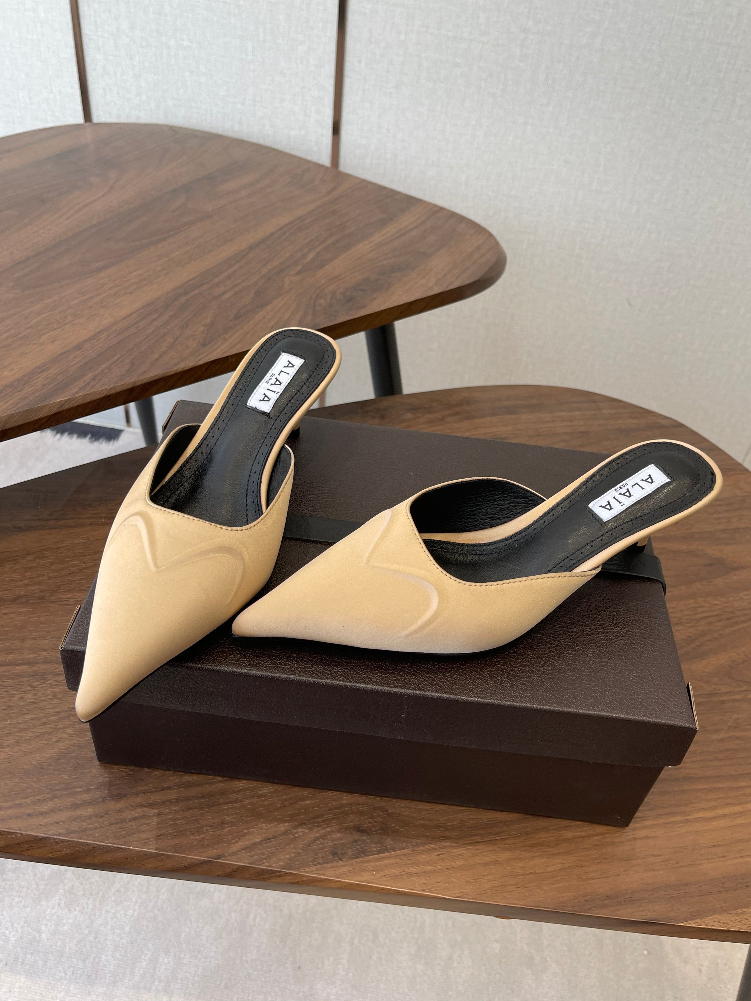 Alaia 26 Pointed-toe Mules 50 Beige Sheepskin 624907