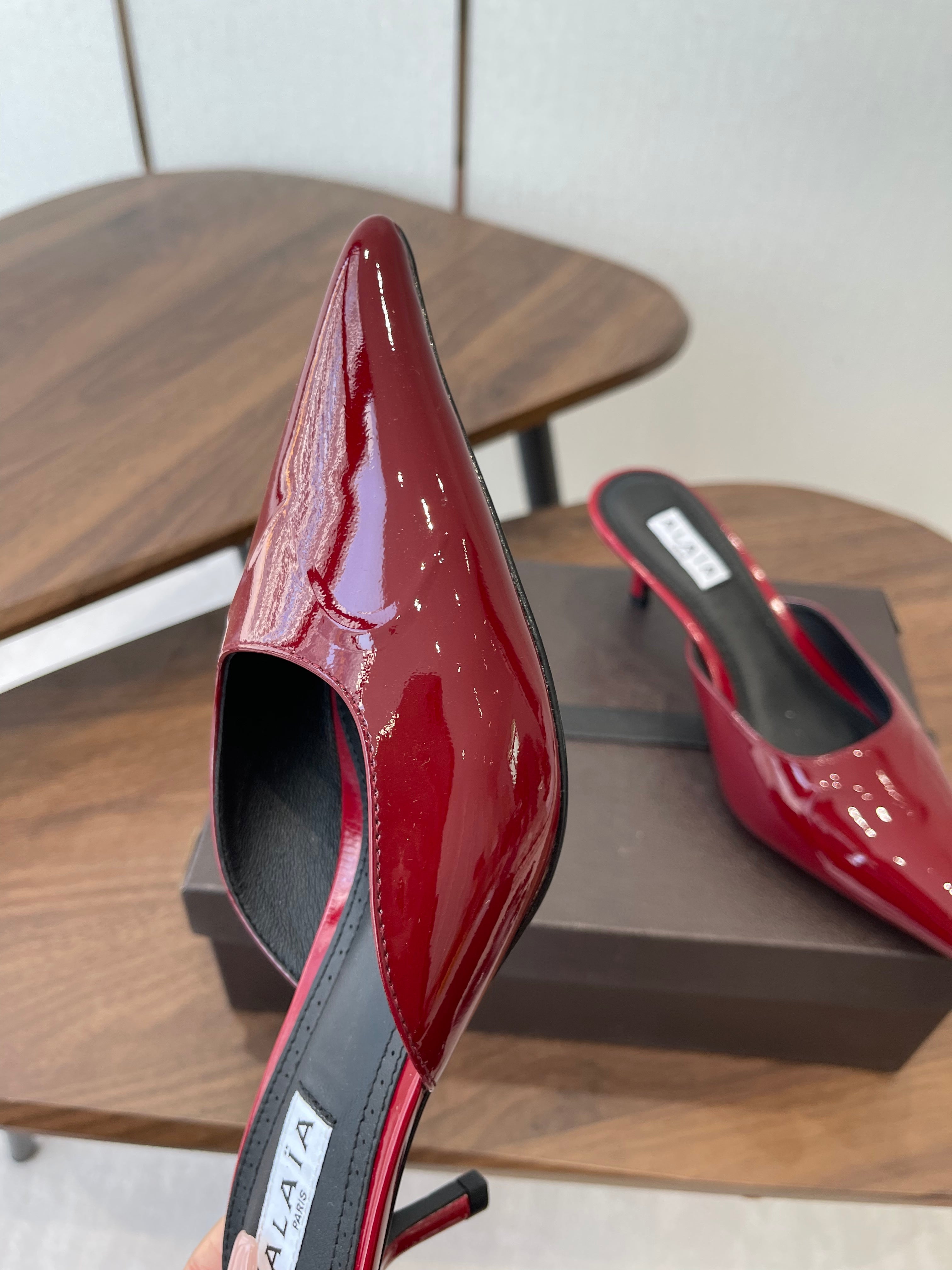 Alaia 26 Pointed-toe Mules 50 Dark Red Patent Leather