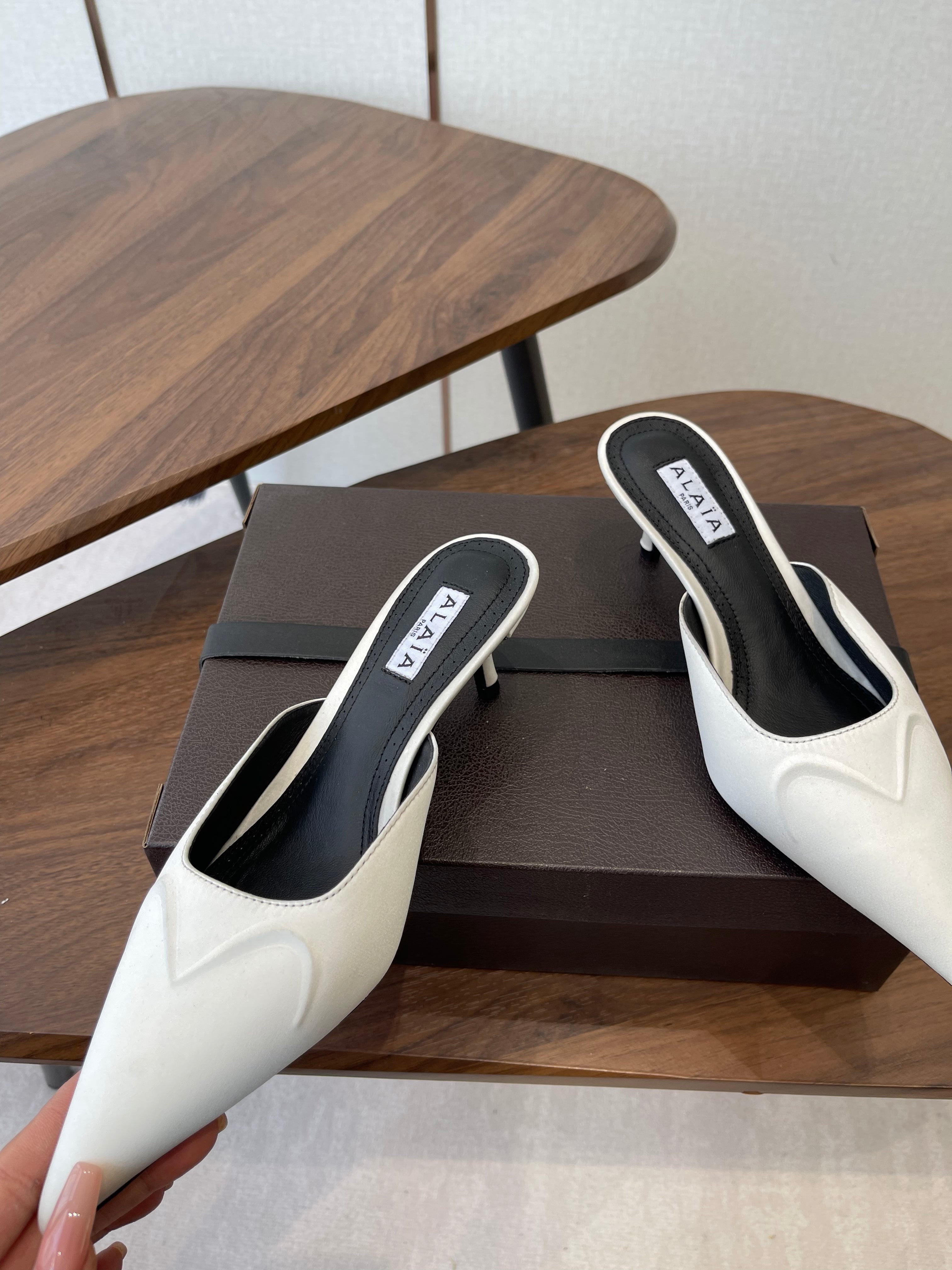Alaia 26 Pointed-toe Mules 50 White Black Sheepskin 624913
