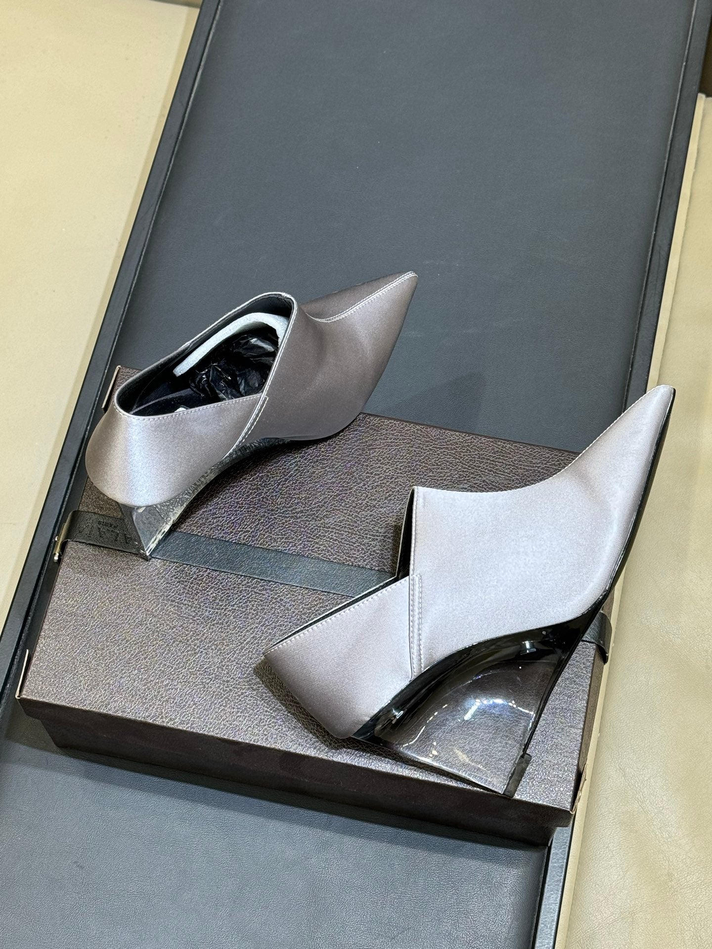 Alaia 26 Pointed-Toe High Heels 70 Gray Genuine Leather 621722
