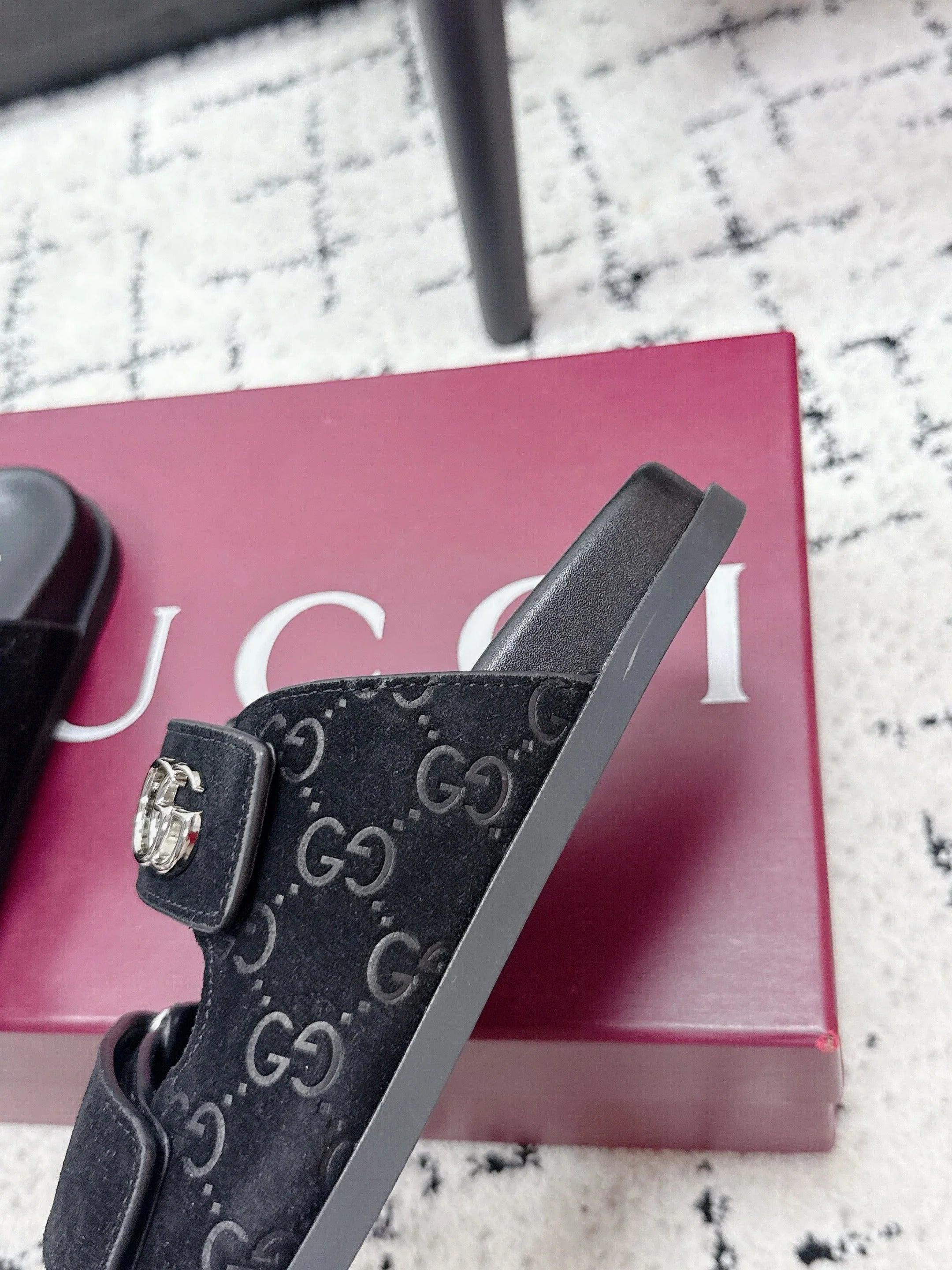 GG 26SS Sandals Black Suede Sheepskin 641461