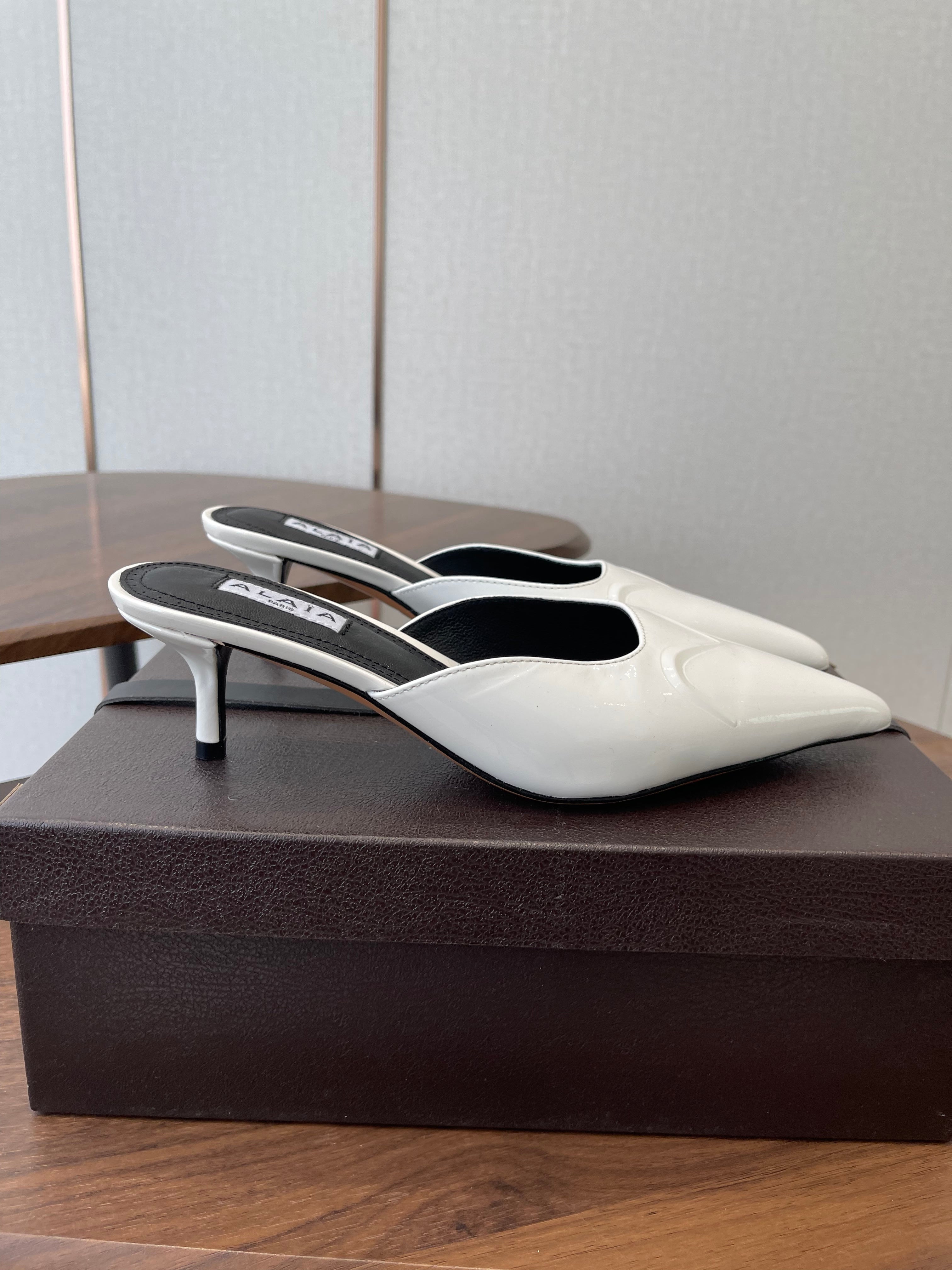 Alaia 26 Pointed-toe Mules 50 White Patent Leather 624908
