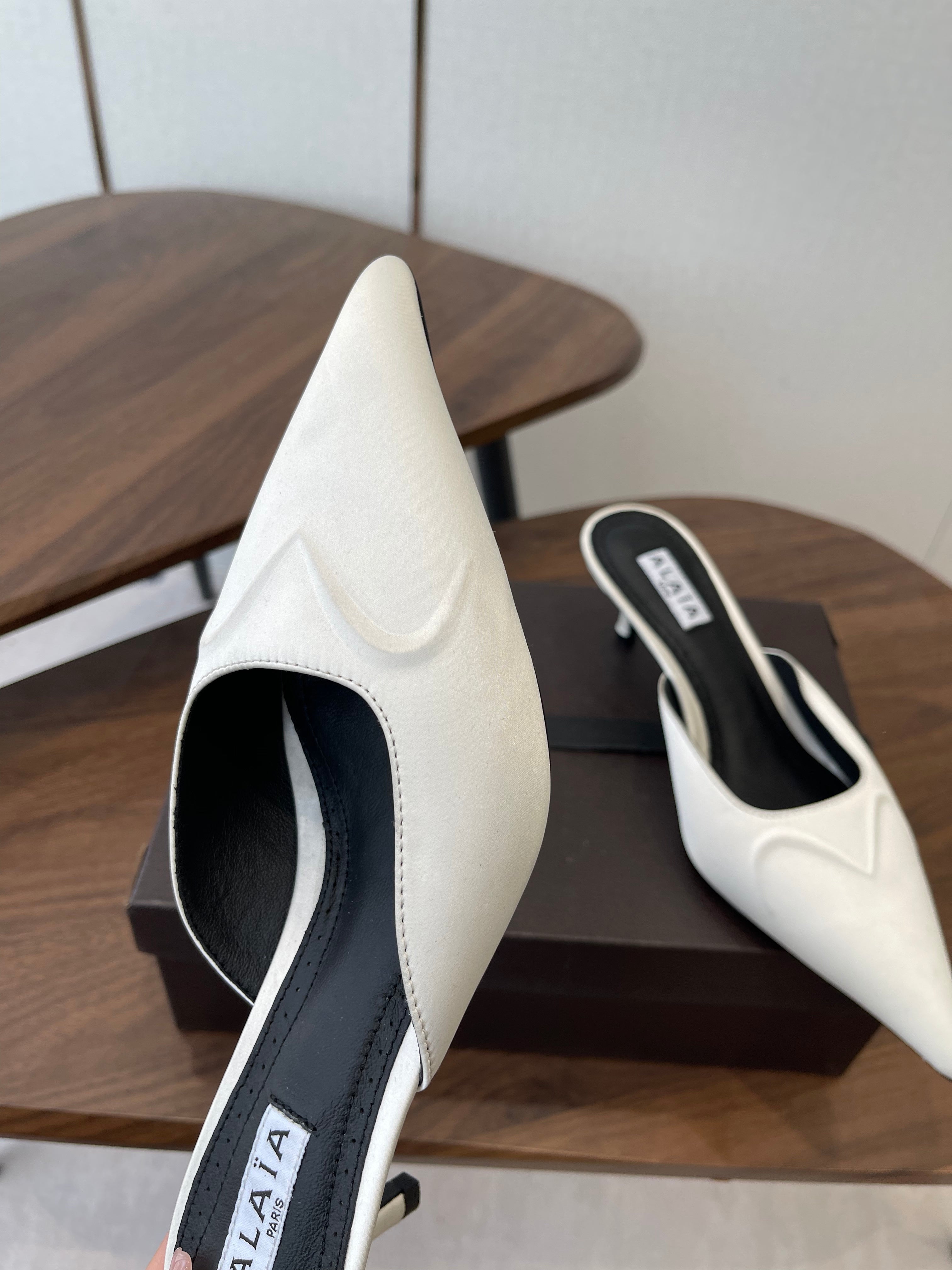 Alaia 26 Pointed-toe Mules 50 White Black Sheepskin 624913
