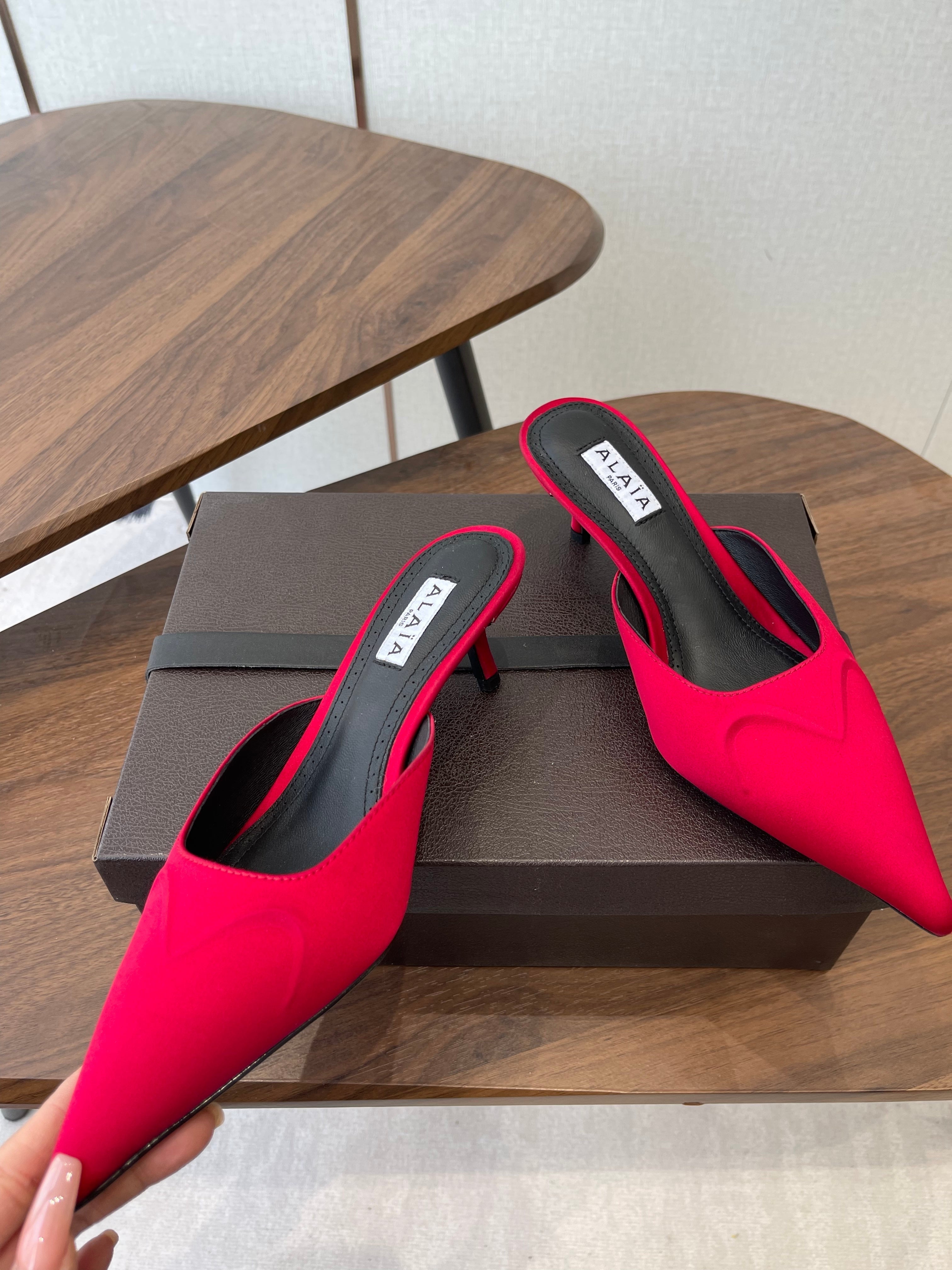 Alaia 26 Pointed-toe Mules 50 Red Sheepskin 624910