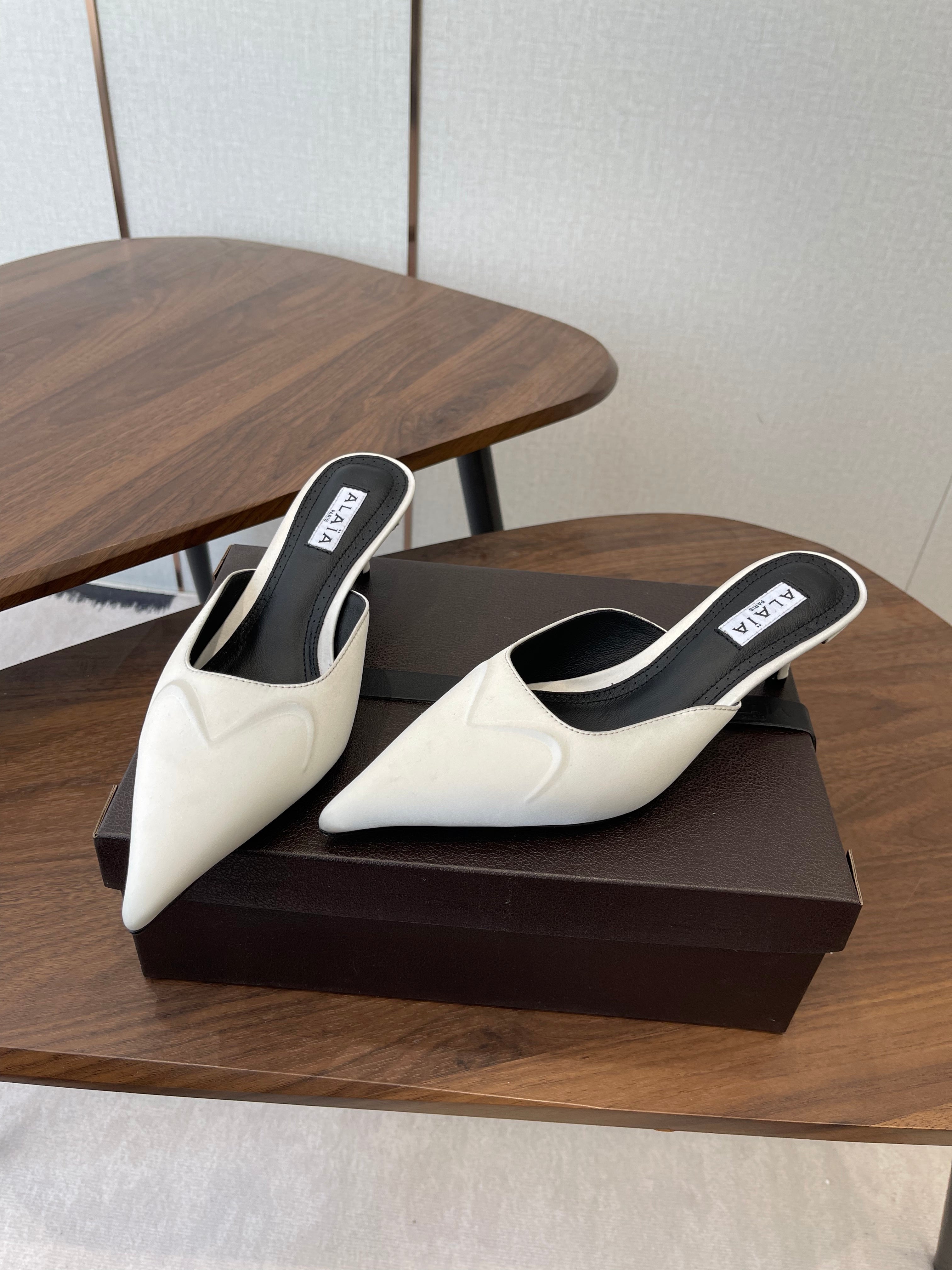 Alaia 26 Pointed-toe Mules 50 White Black Sheepskin 624913