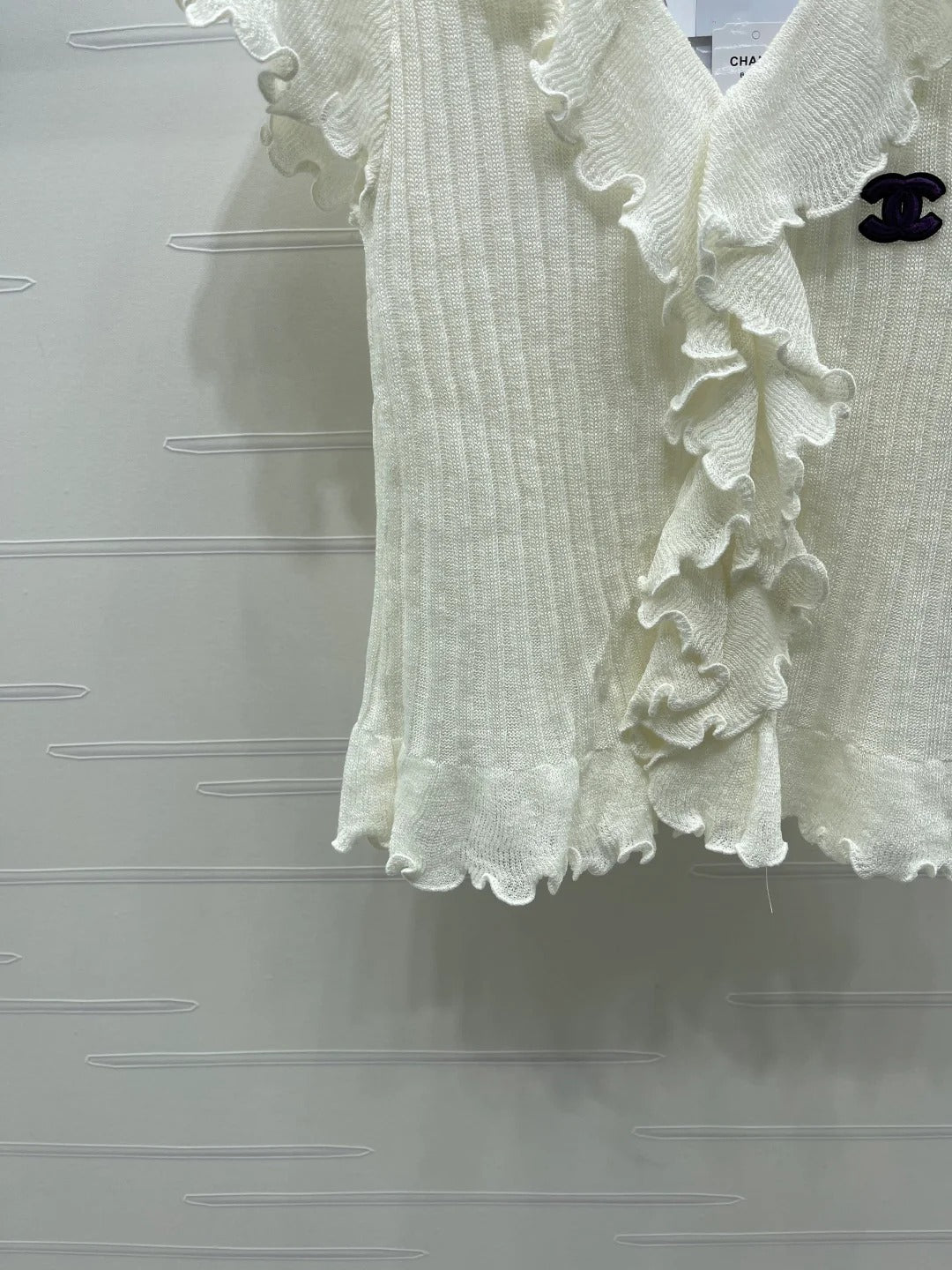 Chanel 2026 Ruffled Knit V-neck Short-sleeved T-shirt White Wool 356523