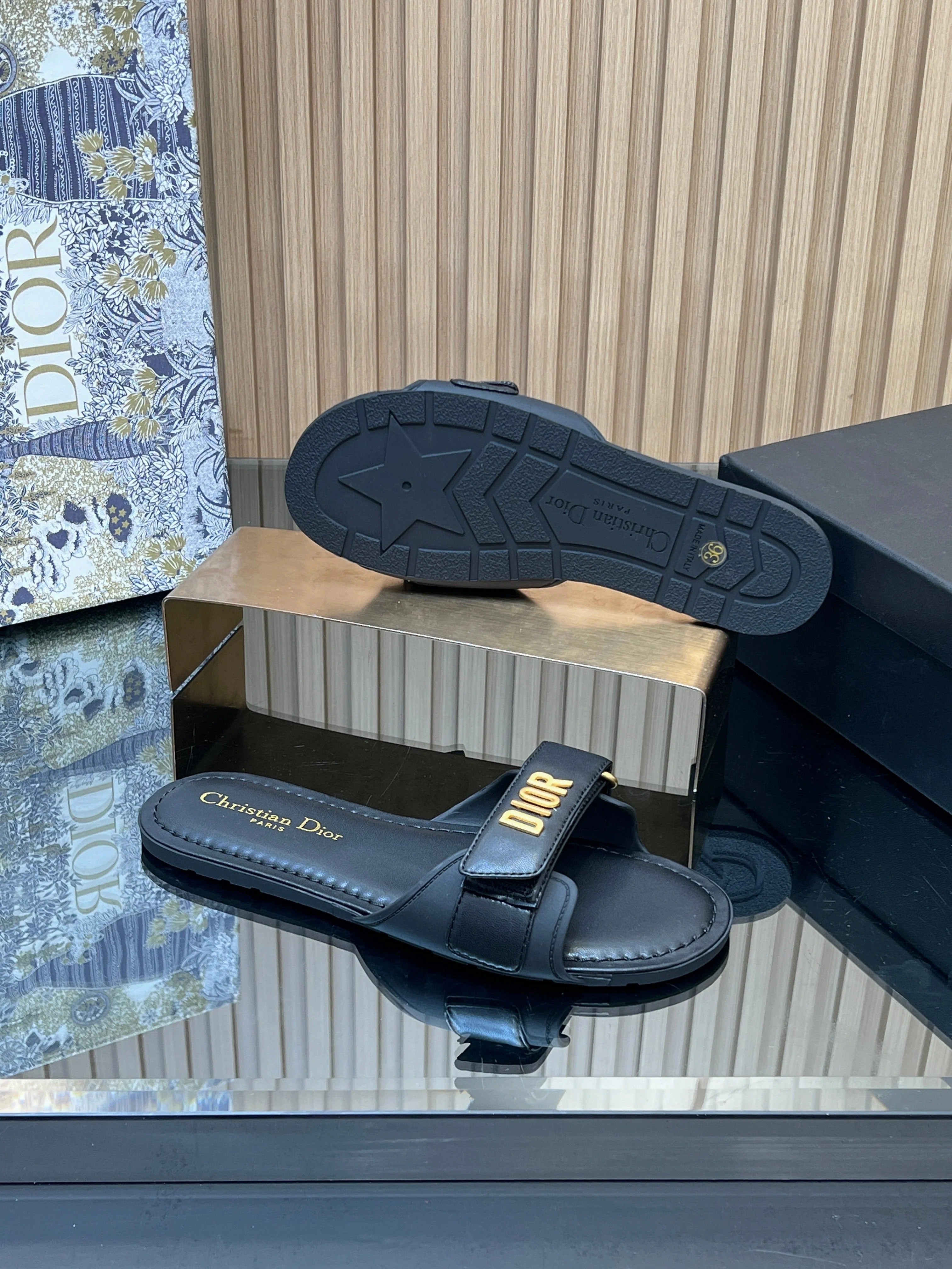 CD 26s Beach Sandals Black Sheepskin 665321