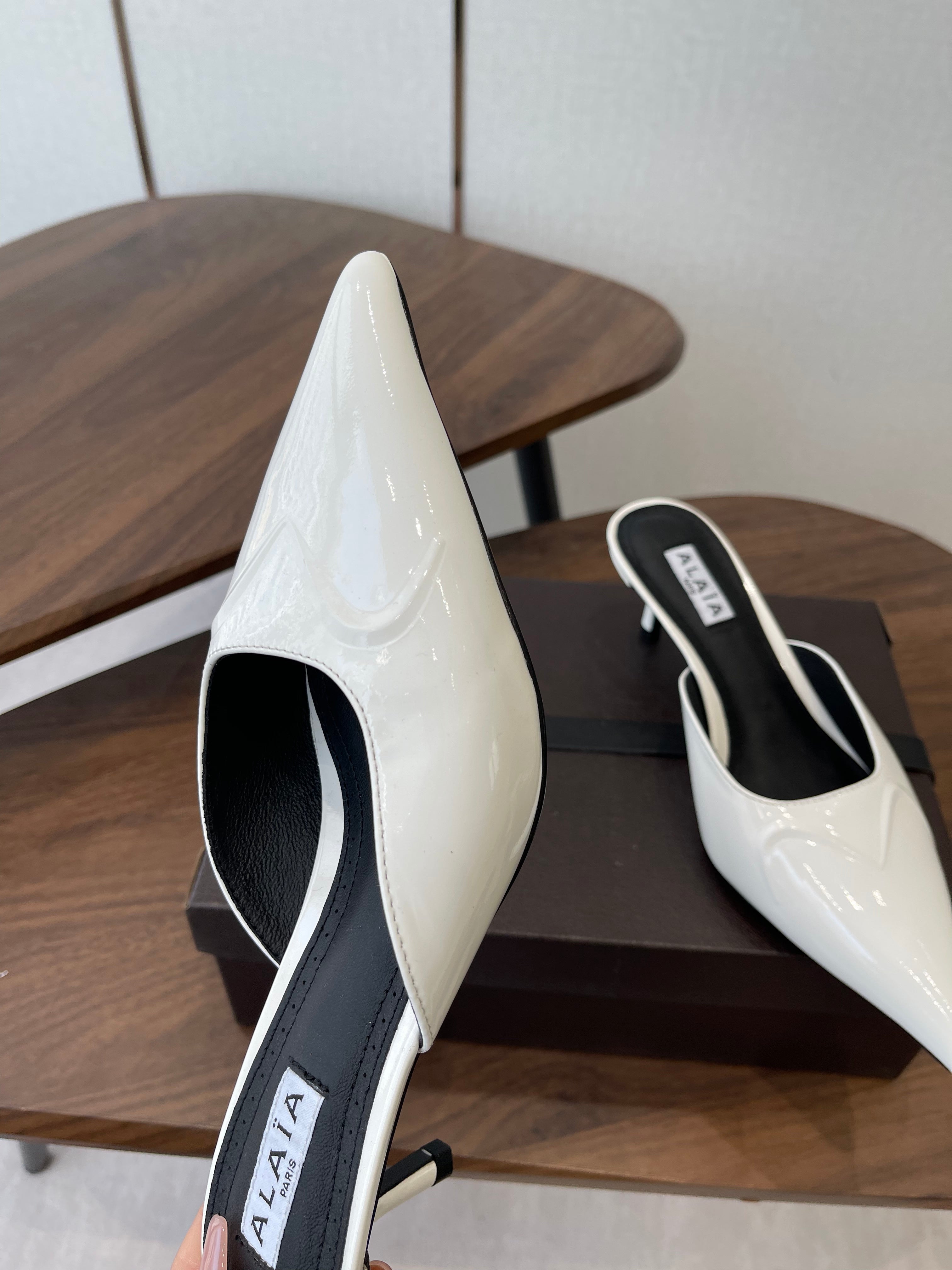 Alaia 26 Pointed-toe Mules 50 White Patent Leather 624908