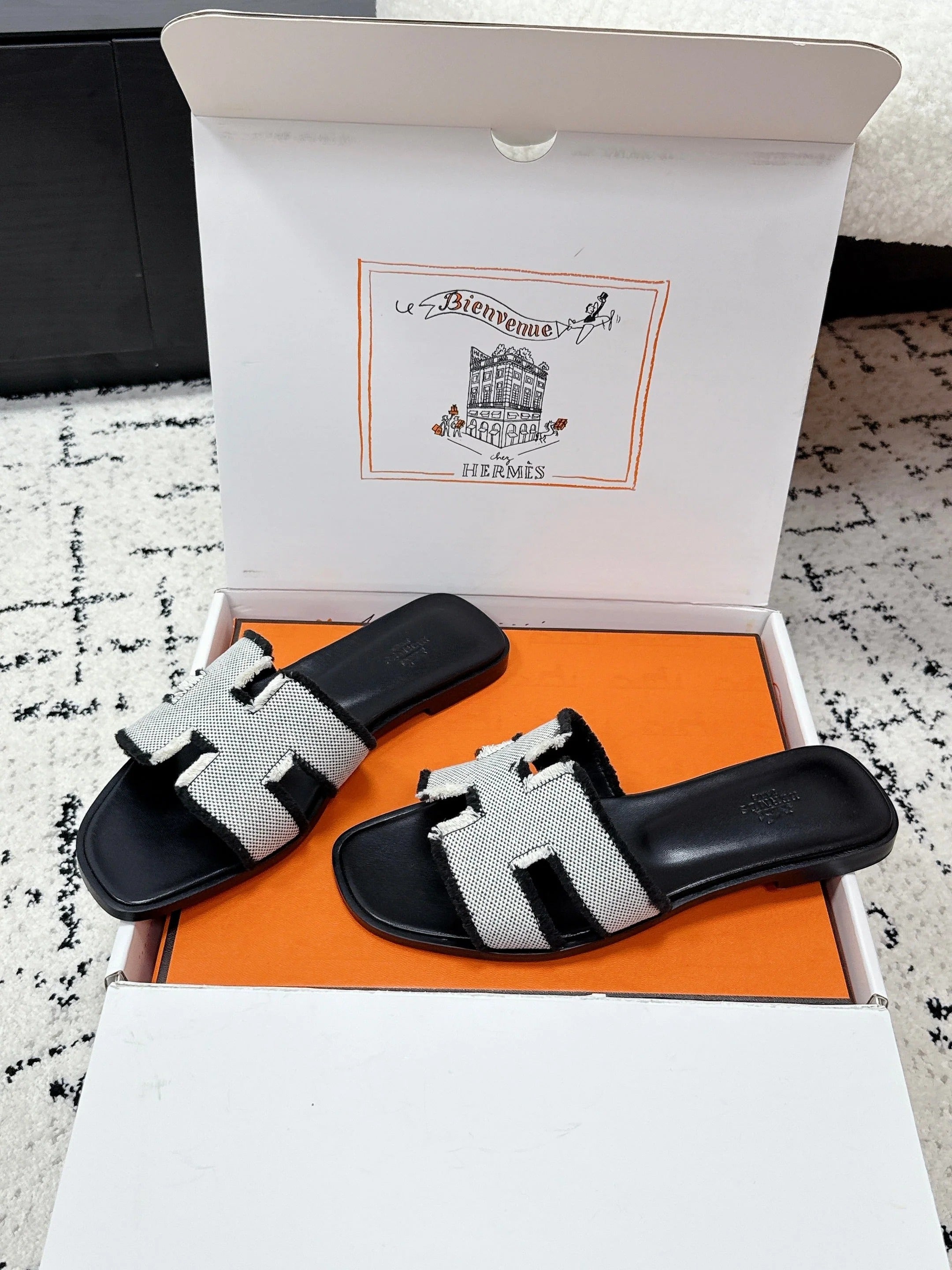 HM 26ss Oran Sandals Black White Canvas Cowhide 617213