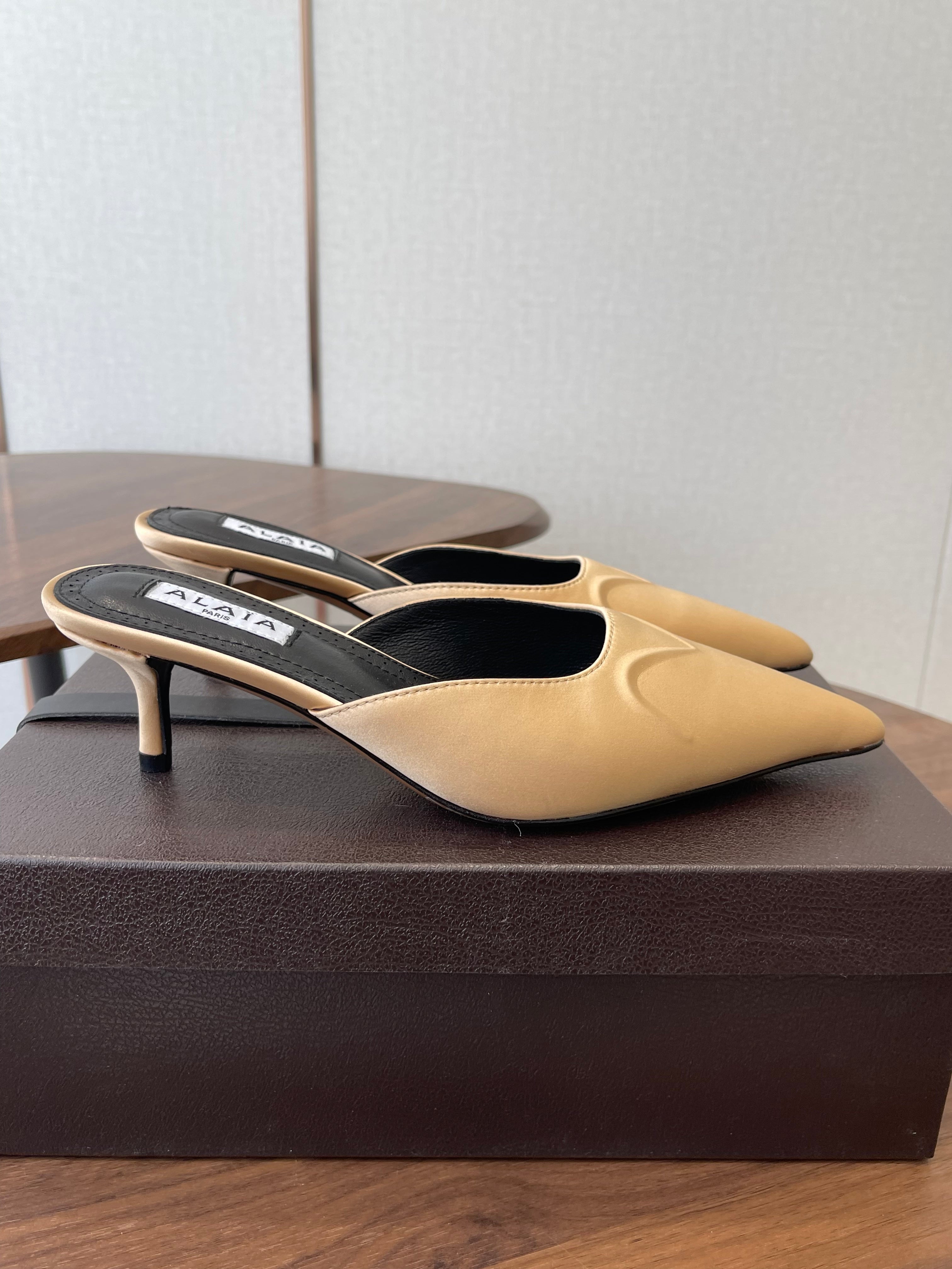 Alaia 26 Pointed-toe Mules 50 Beige Sheepskin 624907