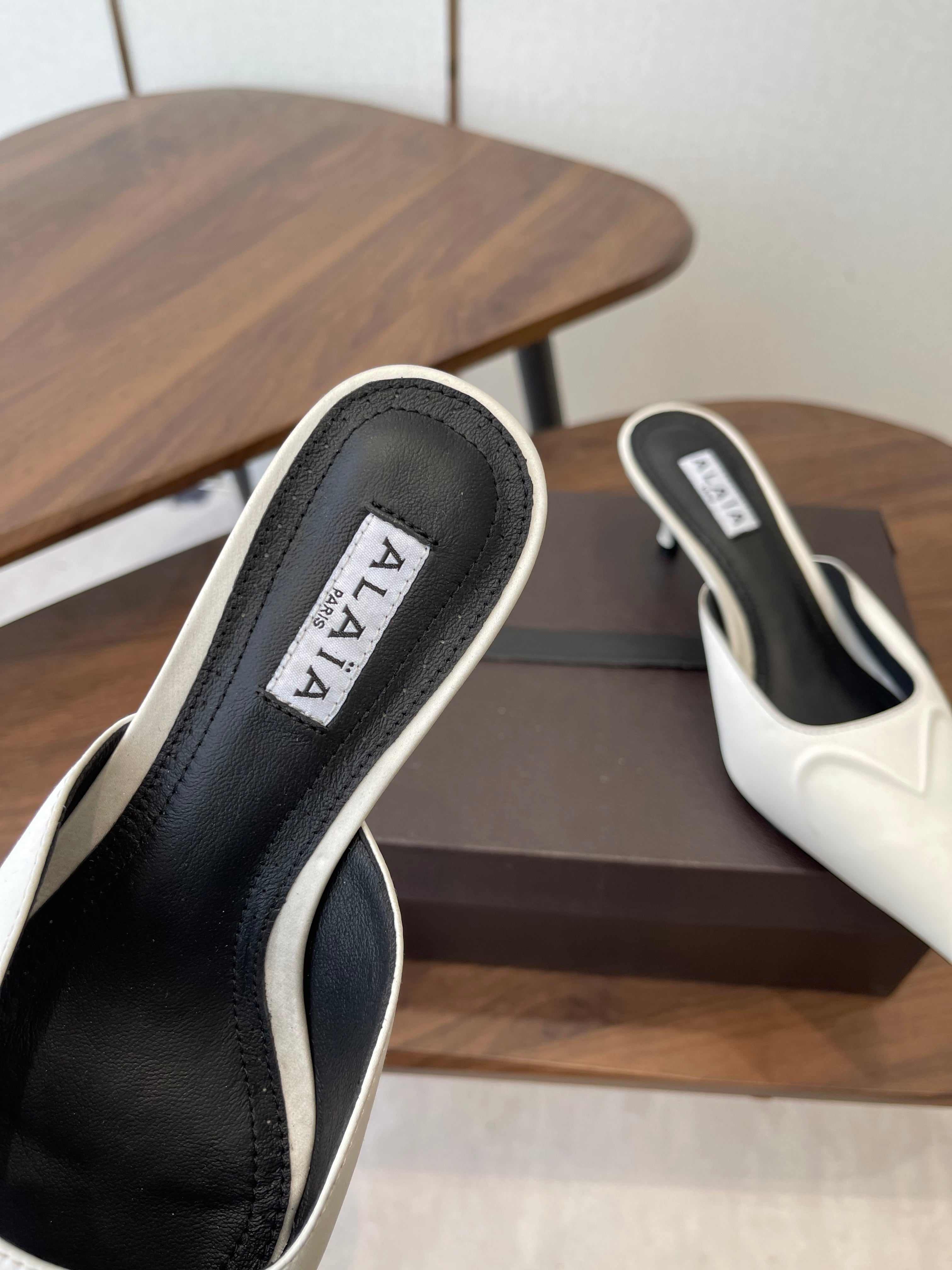 Alaia 26 Pointed-toe Mules 50 White Black Sheepskin 624913