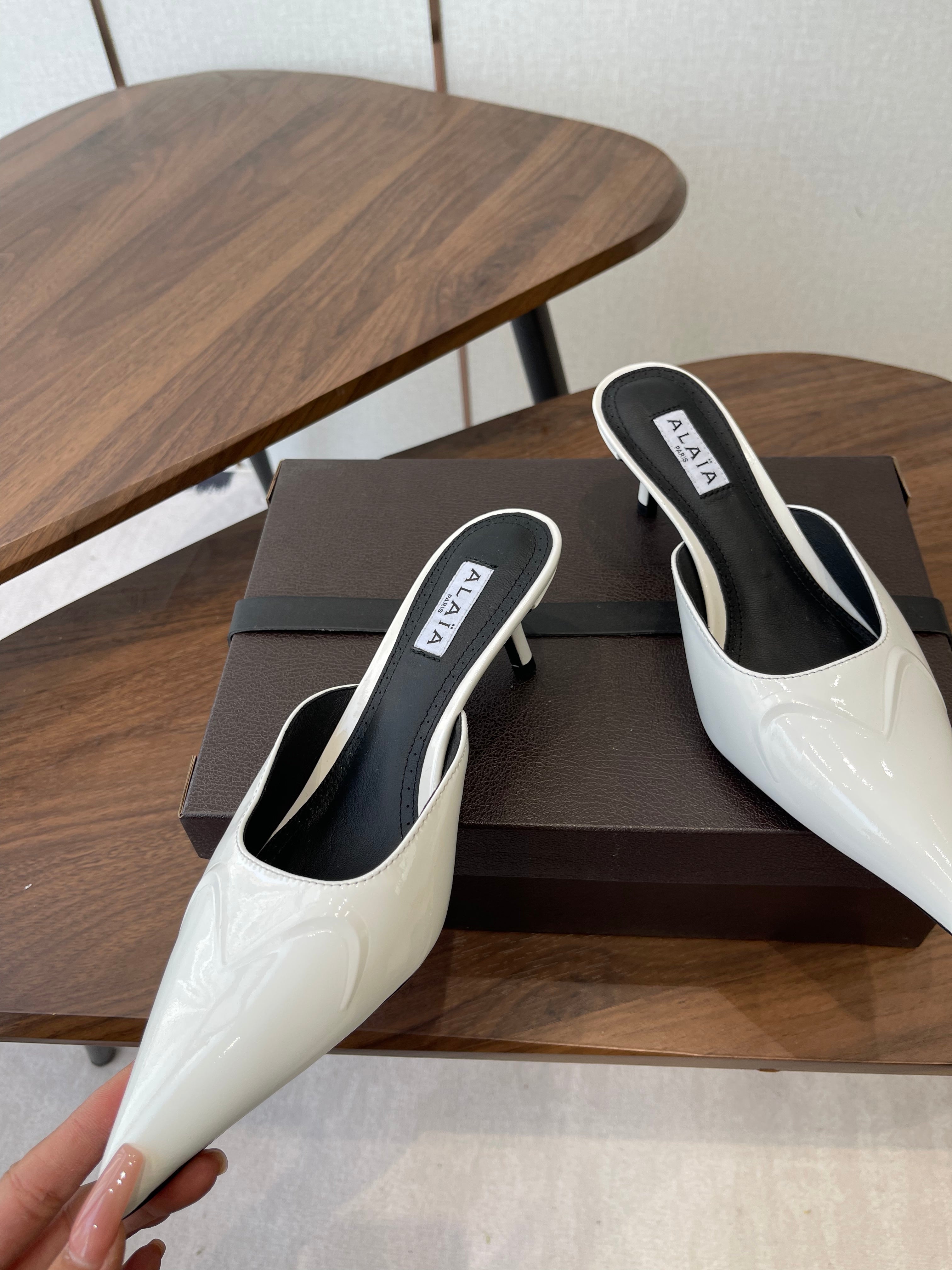Alaia 26 Pointed-toe Mules 50 White Patent Leather 624908