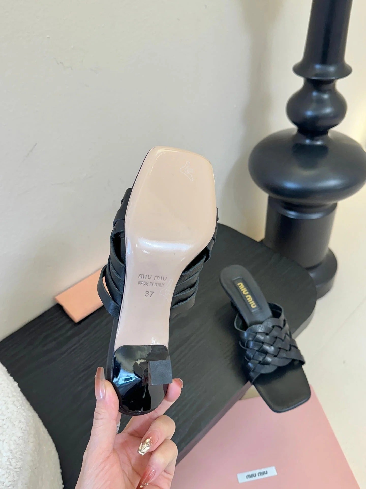 MIU 26ss Flat Sandals Black Sheepskin 627355